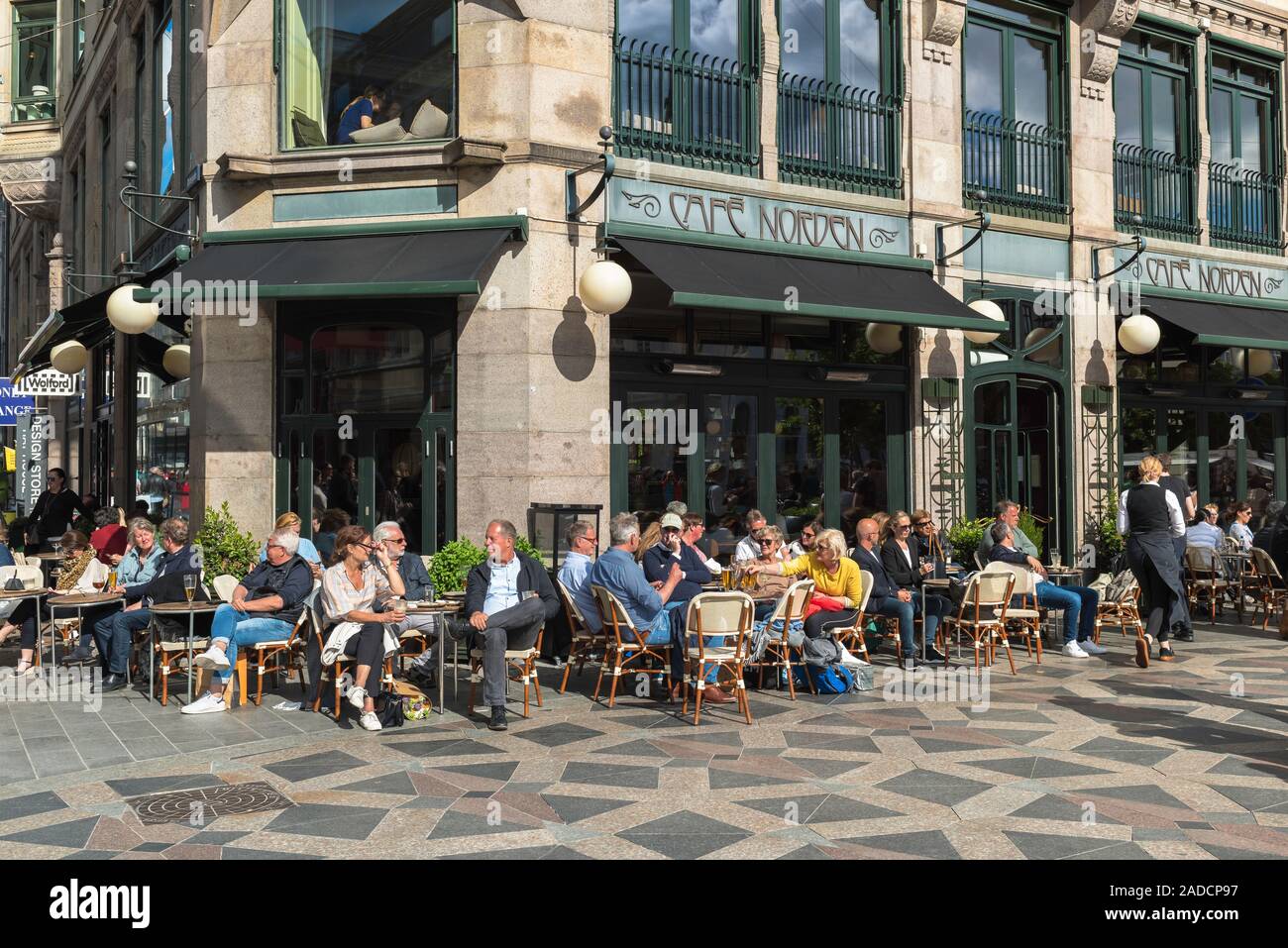 Cafe Kopenhagen, Ansicht von Menschen entspannt auf der Terrasse des Cafe in Amagertorv Sehenswürdigkeit im Zentrum von Kopenhagen, Dänemark. Stockfoto
