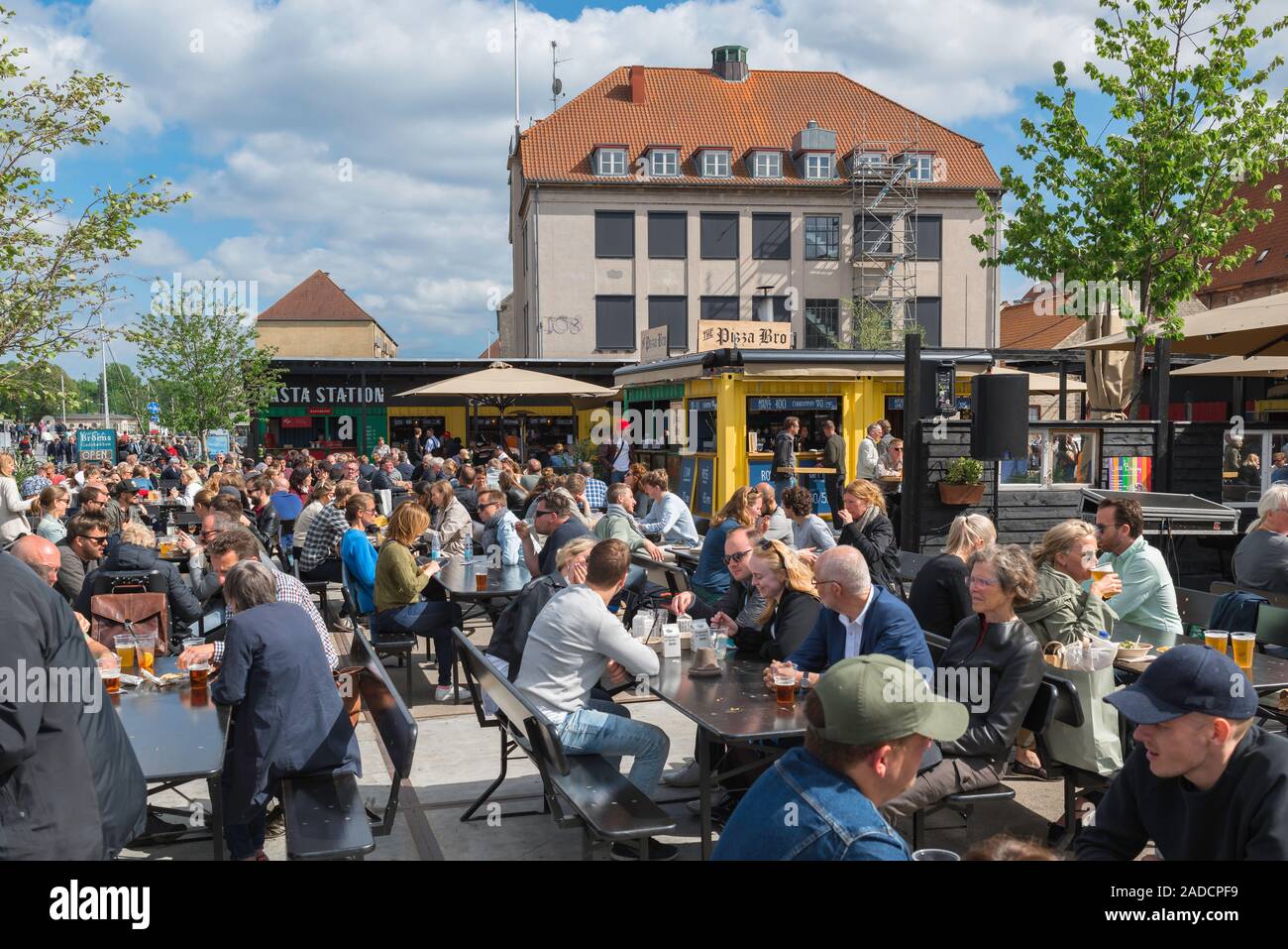 Street Food Markt Kopenhagen, Blick auf die Menschen auf der Straße essen Markt in Grønlandske Handels Plads, Christianshavn, Kopenhagen, Dänemark essen. Stockfoto