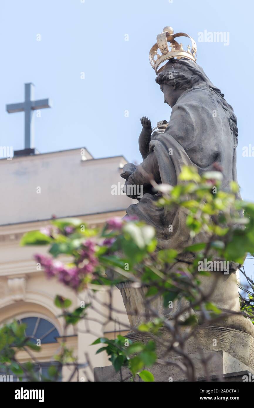 Warschau, Polen, 03.MAI 2016 - Seitenansicht der Madonna von Passau Statue im Frühjahr. Im Vordergrund ist verschwommen Blossom tree. Stockfoto