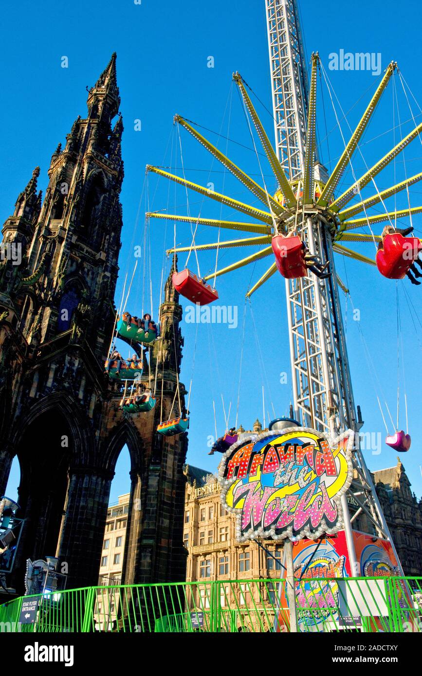 Walter Scott Monument und hohe Star Flyer Messe fahren. Edinburgh Weihnachtsmarkt und Markt. Schottland Stockfoto