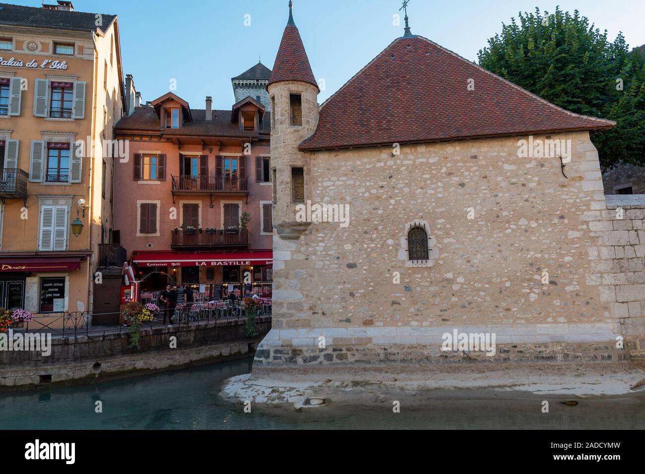 ANNECY, FRANKREICH, 13. SEPTEMBER 2019: Touristen genießen das historische Atmosphäre im Zentrum von Annecy, genannt die "Perle der Alpen". Stockfoto