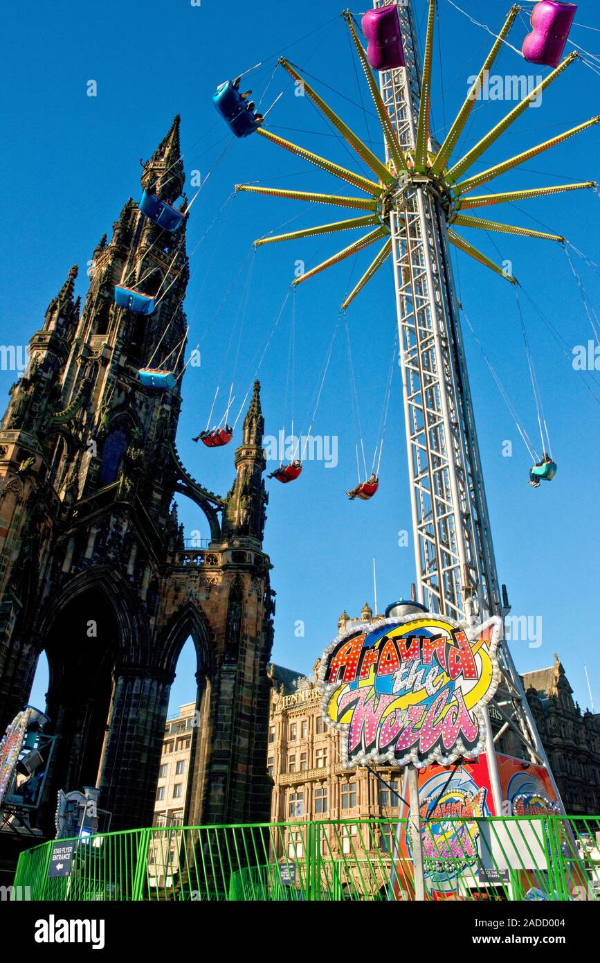 Walter Scott Monument und hohe Star Flyer Messe fahren. Edinburgh Weihnachtsmarkt und Markt. Schottland Stockfoto
