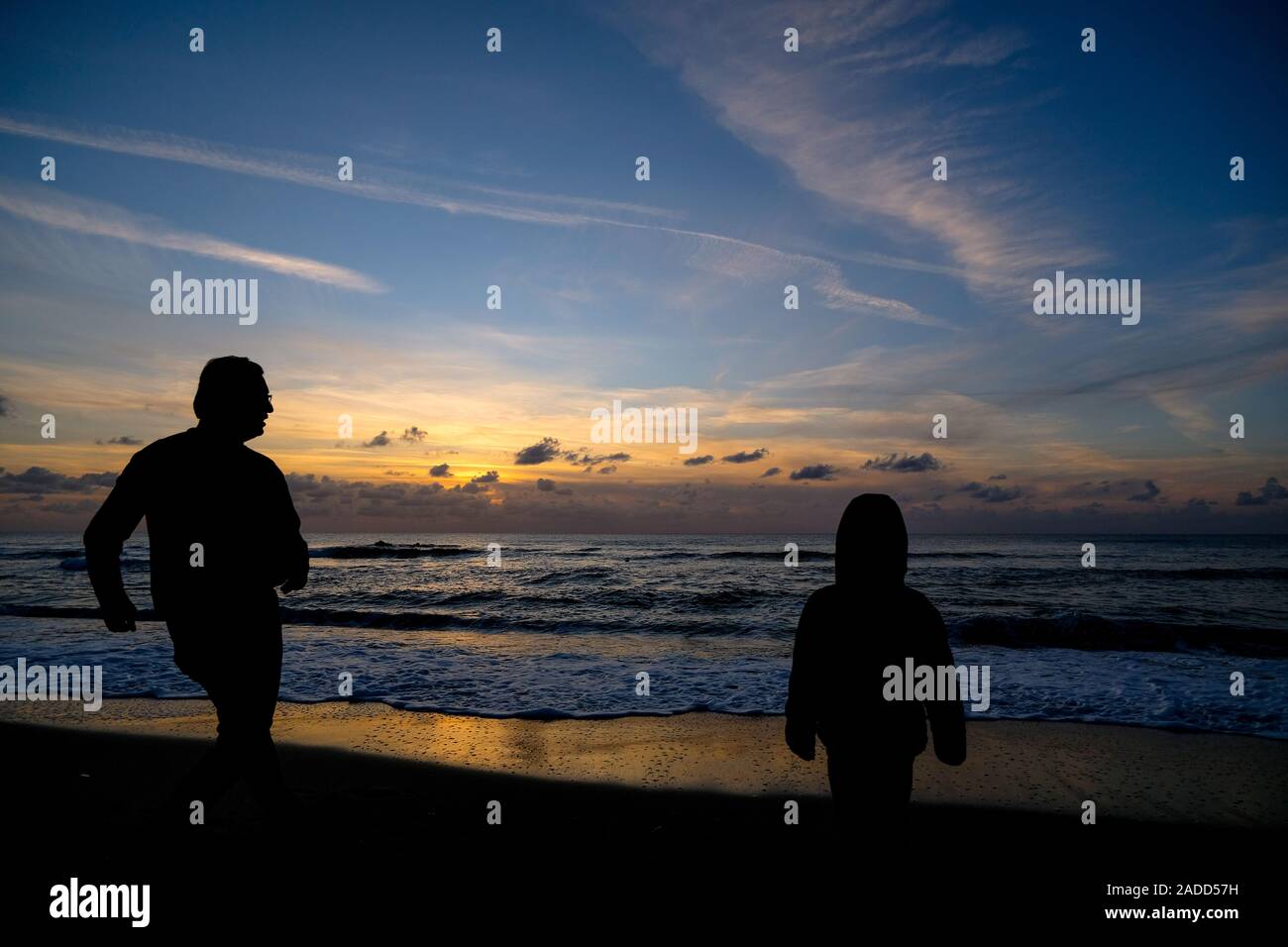 Vater und Sohn Silhouette über Sonnenuntergang Meer Himmel Hintergrund, Familie Liebe Konzept Stockfoto