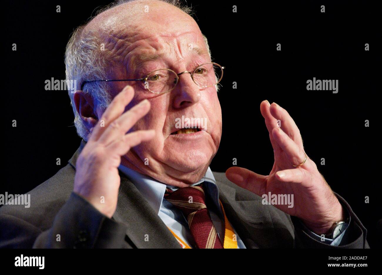 18 Bundesparteitag Der Cdu In Duesseldorf Norbert Bluem Echauffiert Sich Uber C Michael Kolvenbach Im Kamp 25 40667 Meerbusch Tel 02132 911 604 Fax 02132 911 605 Deutsche Bank Dusseldorf Kto 0436535