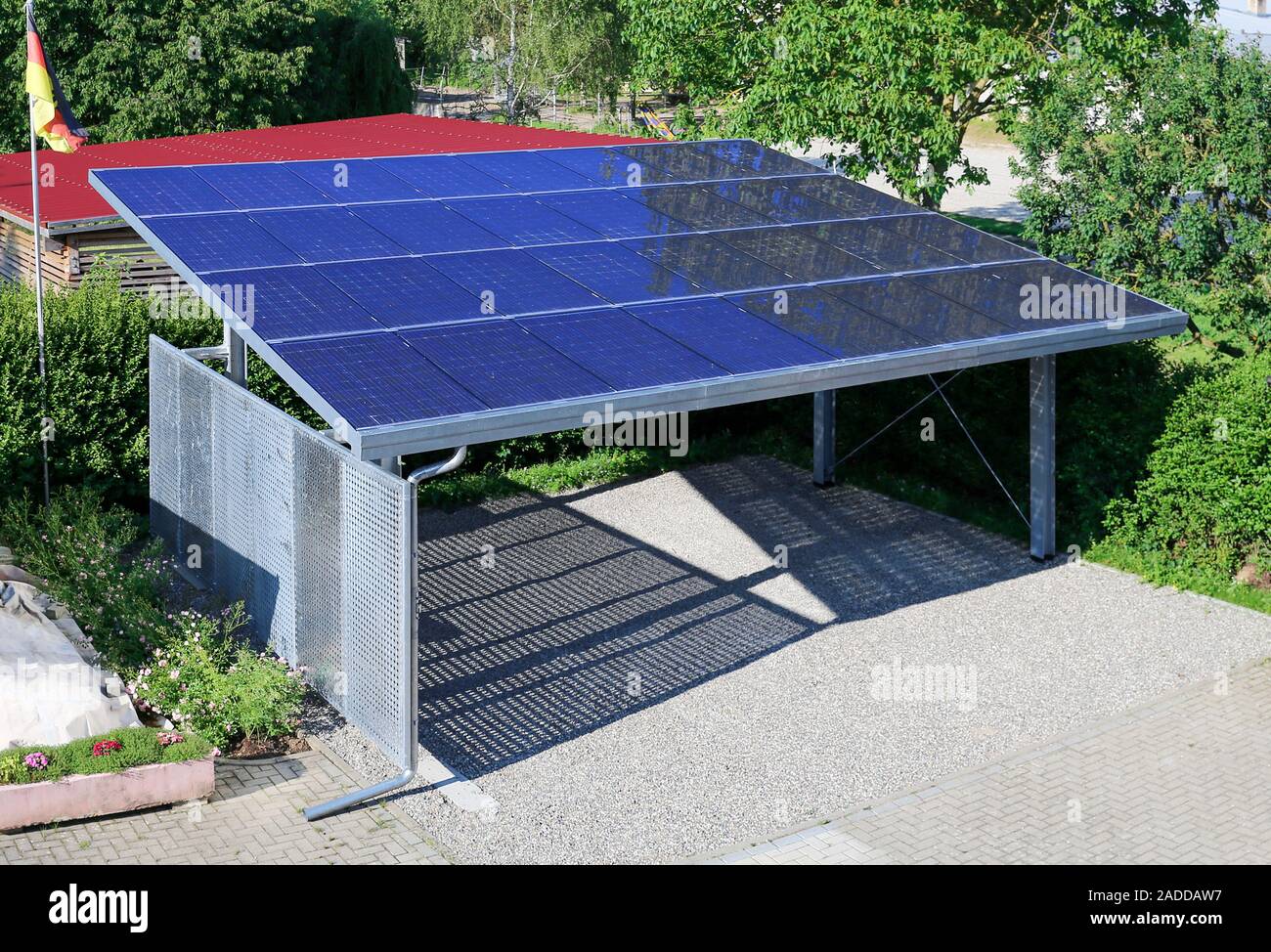 Neue Carport mit semi-transparenten Photovoltaik Module Stockfoto