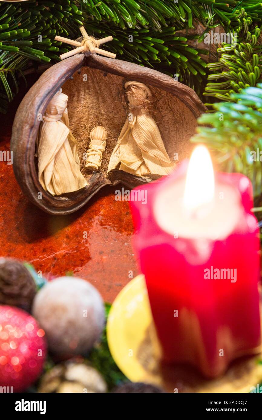 Traditionelle handgefertigte Krippe aus Mais Schale mit unscharfen brennende Kerze vor Stockfoto