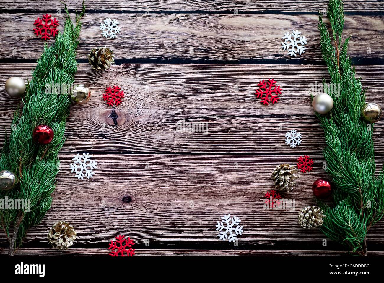 Green Pine, Golden Pine Cone, Schneeflocken, Weihnachtsbaumschmuck Kugel auf Holz- Hintergrund mit Kopie Raum Stockfoto