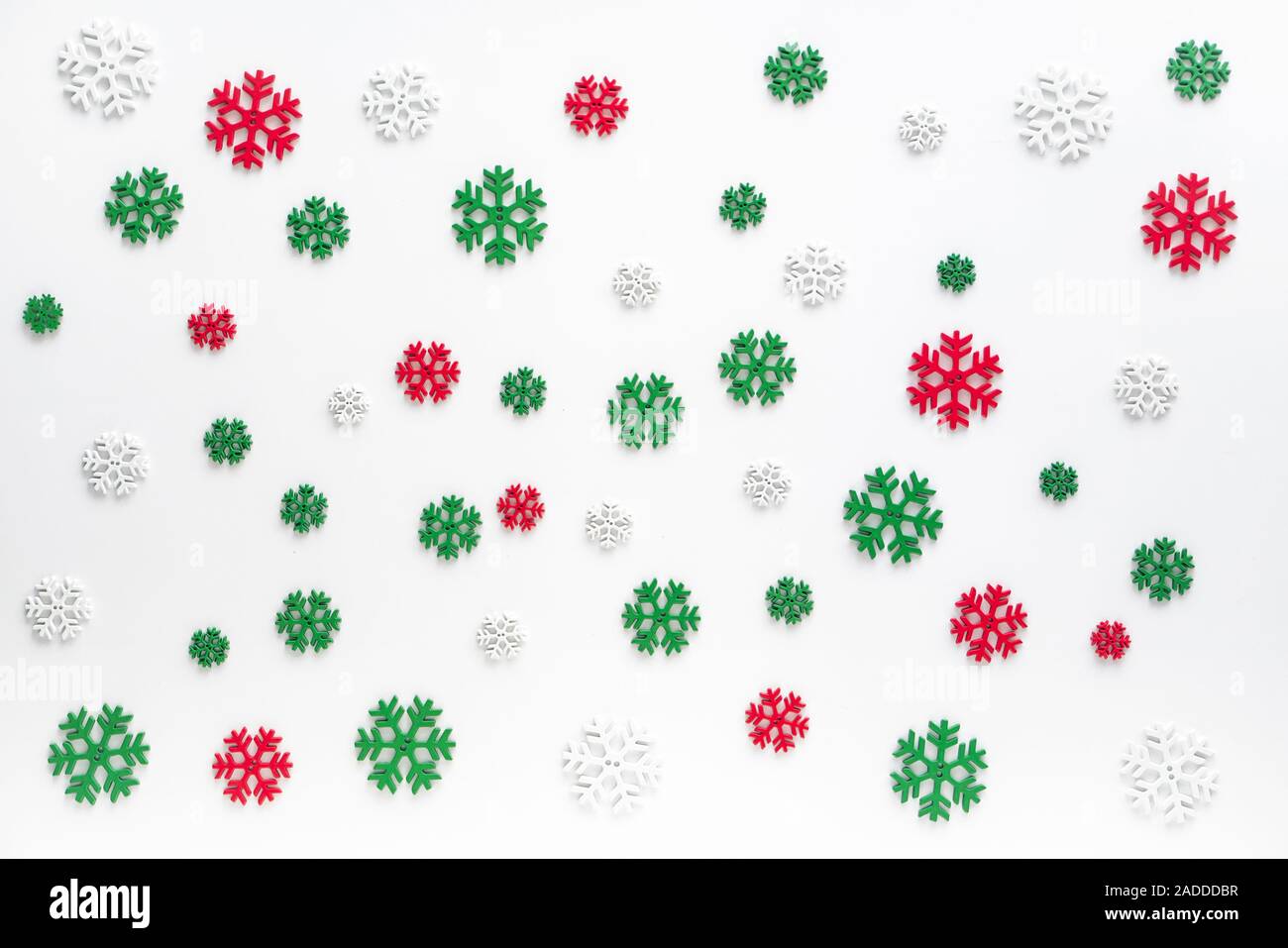 Schneeflocken Muster Hintergrund. Weiß, Rot und Grün Schneeflocke isoliert auf Weiss für Weihnachten oder Winter saisonale Stockfoto