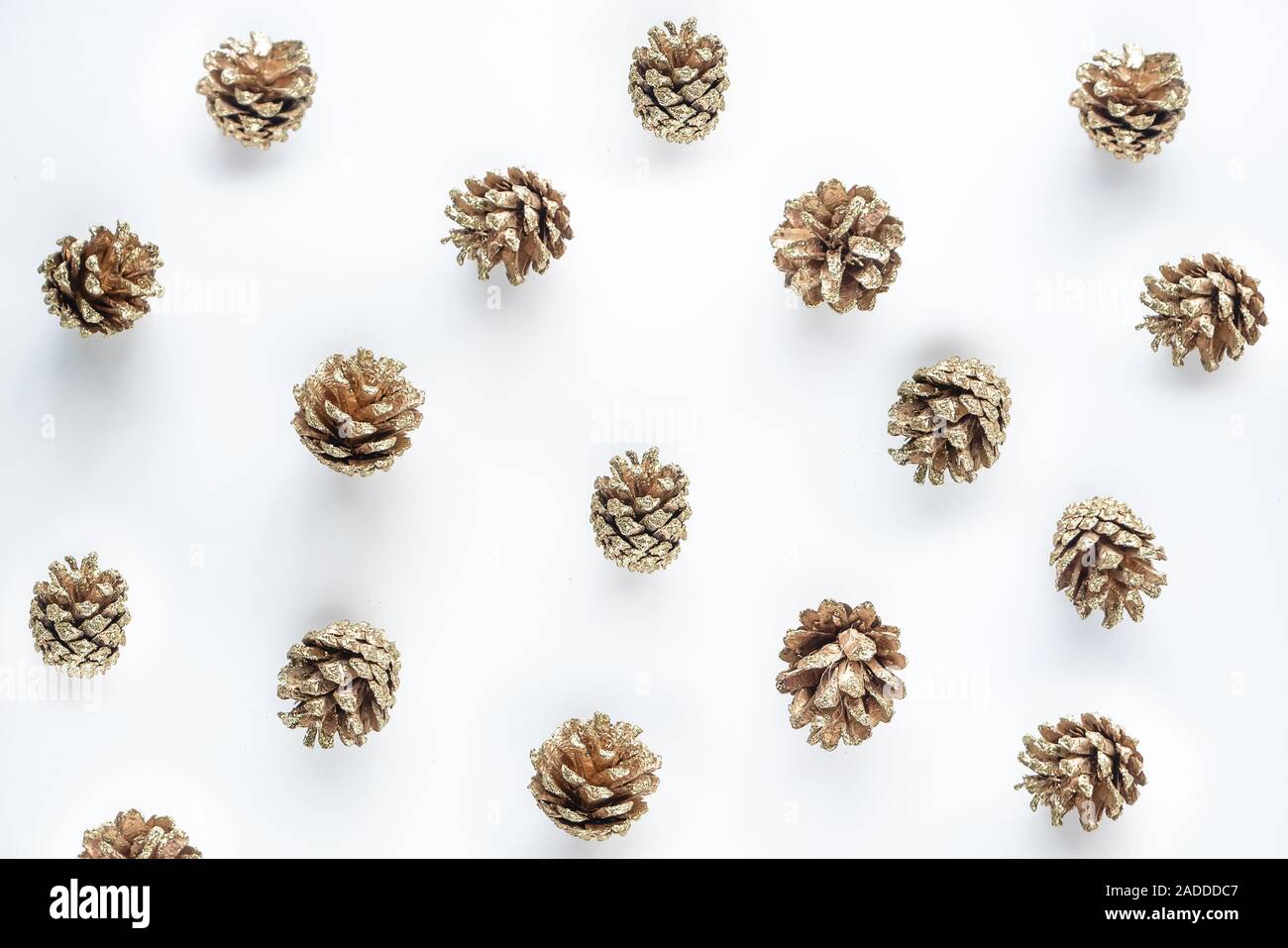 Golden Pine Cone Muster auf weißem Hintergrund für Weihnachten isoliert oder Winter saisonale Stockfoto