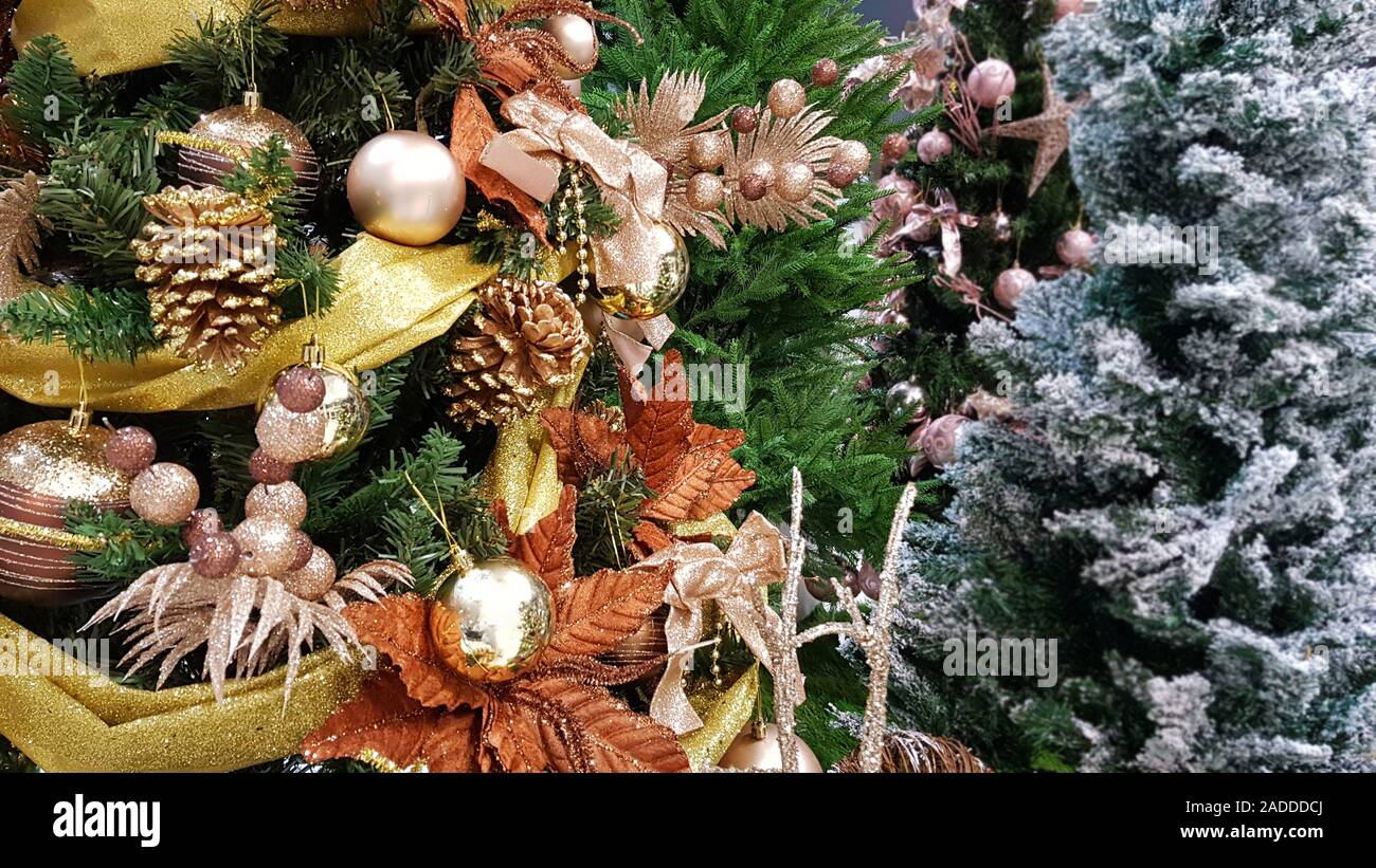 Künstliche Weihnachtsbäume mit golden Christmas Ornament und Pre-Weihnachtsbäume für Home Dekoration shopping Store beleuchtet. kommerzielle Geschäft auf Wi Stockfoto
