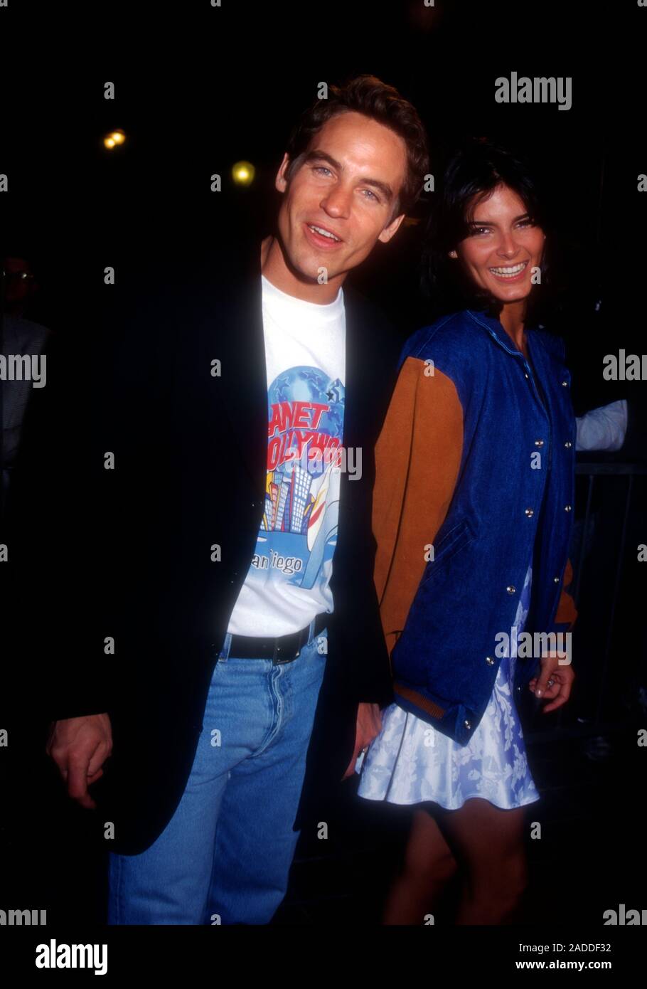 San Diego, Kalifornien, USA, 25. März Schauspieler 1995 Boyd Kestner und Schauspielerin Angie Harmon besuchen Planet Hollywood San Diego Grand Opening am 25. März in San Diego, Kalifornien, USA 1995. Foto von Barry King/Alamy Stock Foto Stockfoto