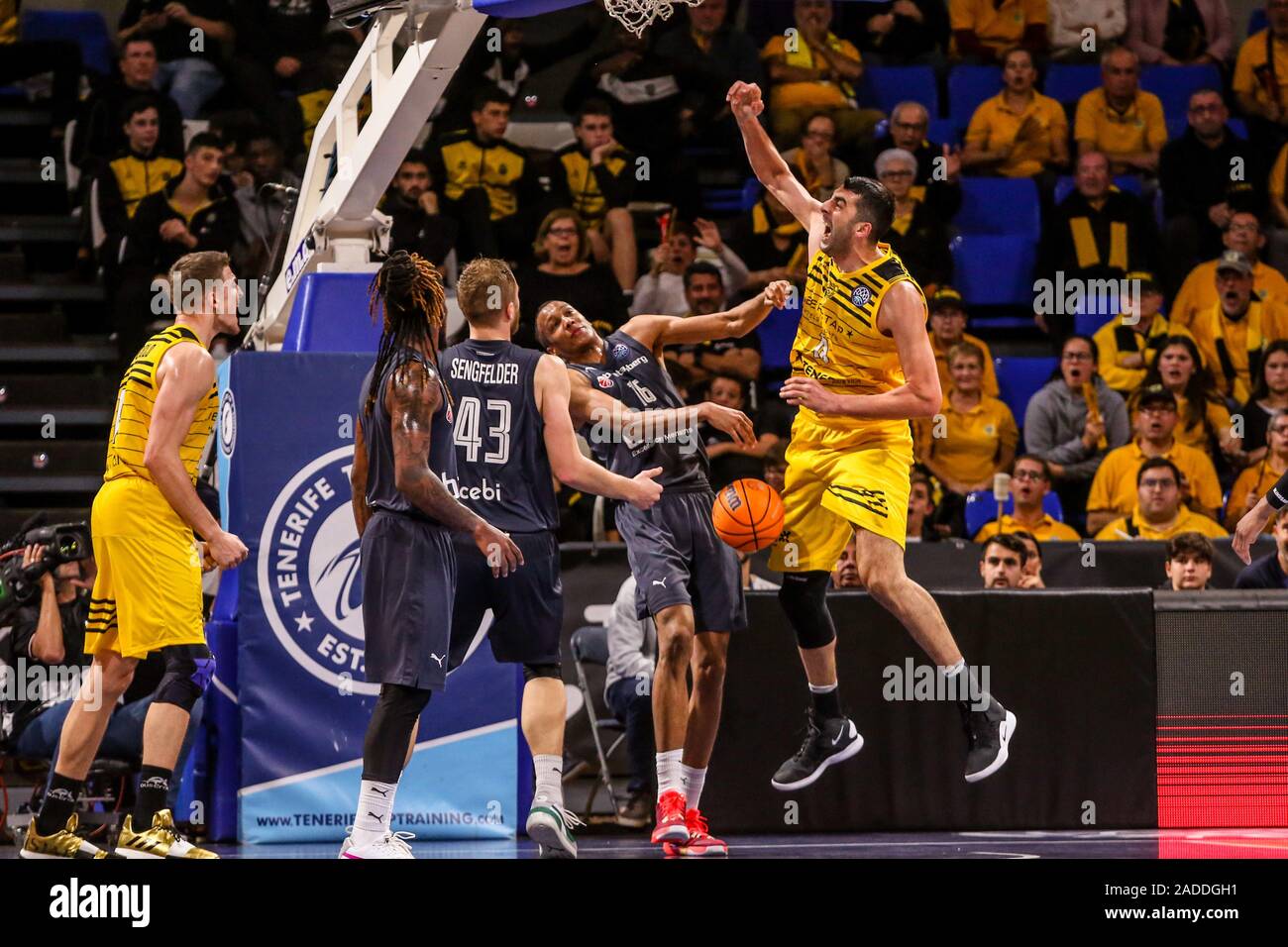 Teneriffa, Italien. 3 Dez, 2019. Giorgi shermadini (iberostar Iberostar Teneriffa Teneriffa) celebratesduring vs Bamberg, Basketball Champions League in Teneriffa, Italien, 03. Dezember 2019 - LPS/Davide Di Lalla Credit: Davide Di Lalla/LPS/ZUMA Draht/Alamy leben Nachrichten Stockfoto