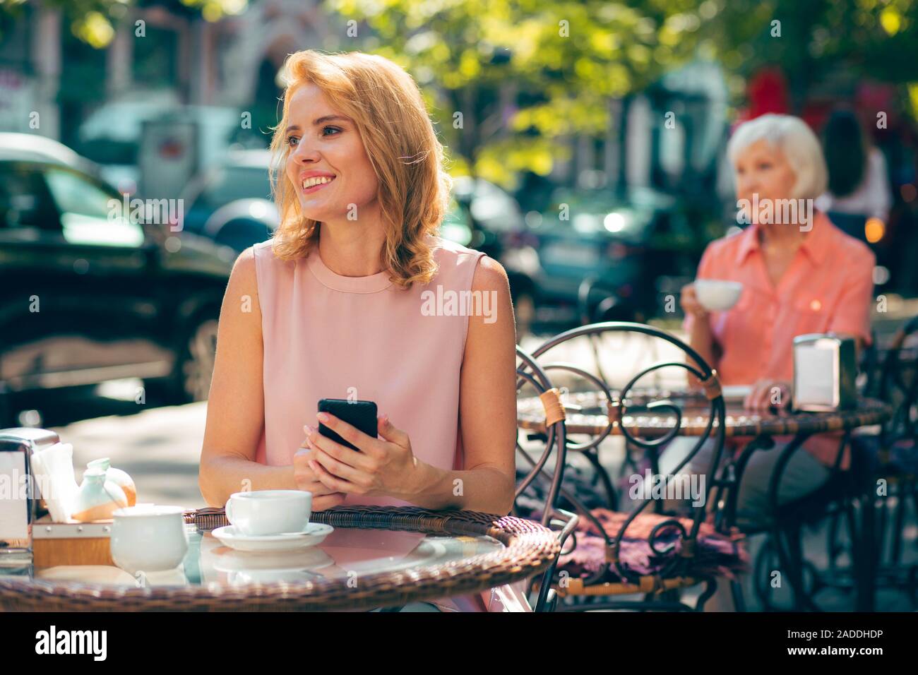Entspannt Frau mit Smartphone Sie suchen Foto Stockfoto