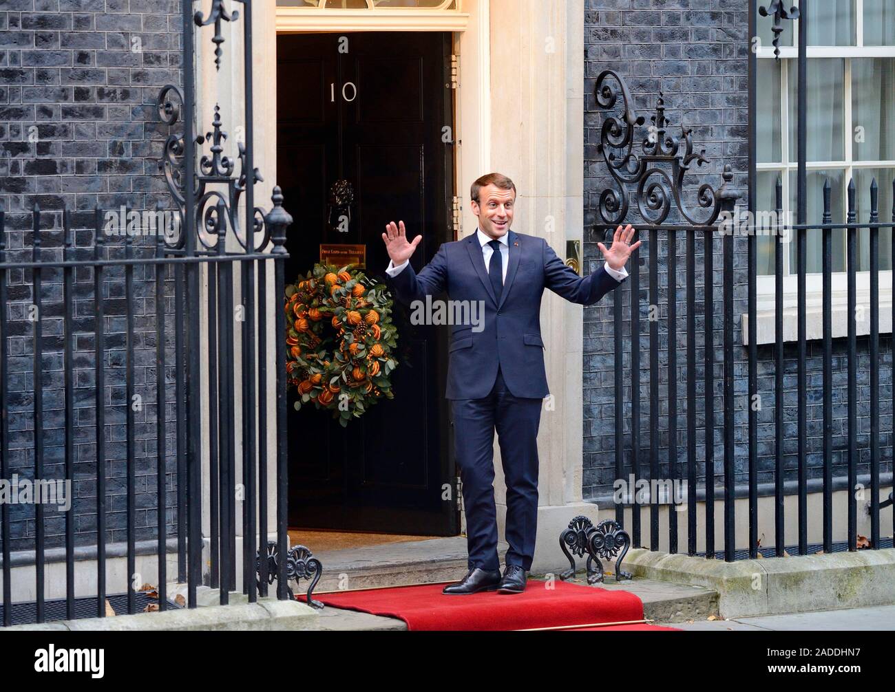Der französische Präsident Emmanuel Längestrich in Downing Street ankommen für ein Treffen der Staats- und Regierungschefs der NATO, 3. Dezember 2019 Stockfoto