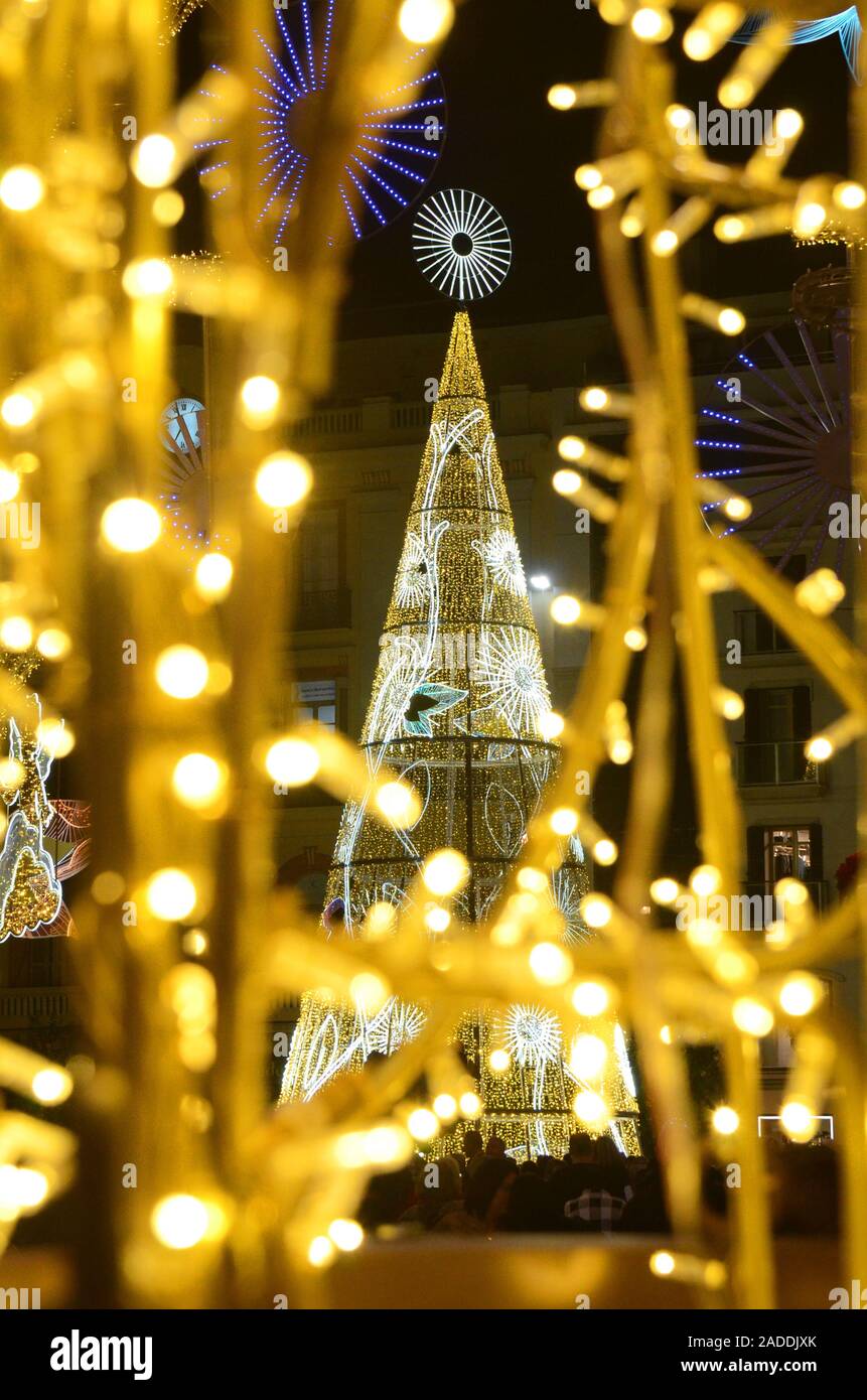 Calle Larios, die Hauptstraße von Malaga, Spanien, während Weihnachten 2019 Stockfoto