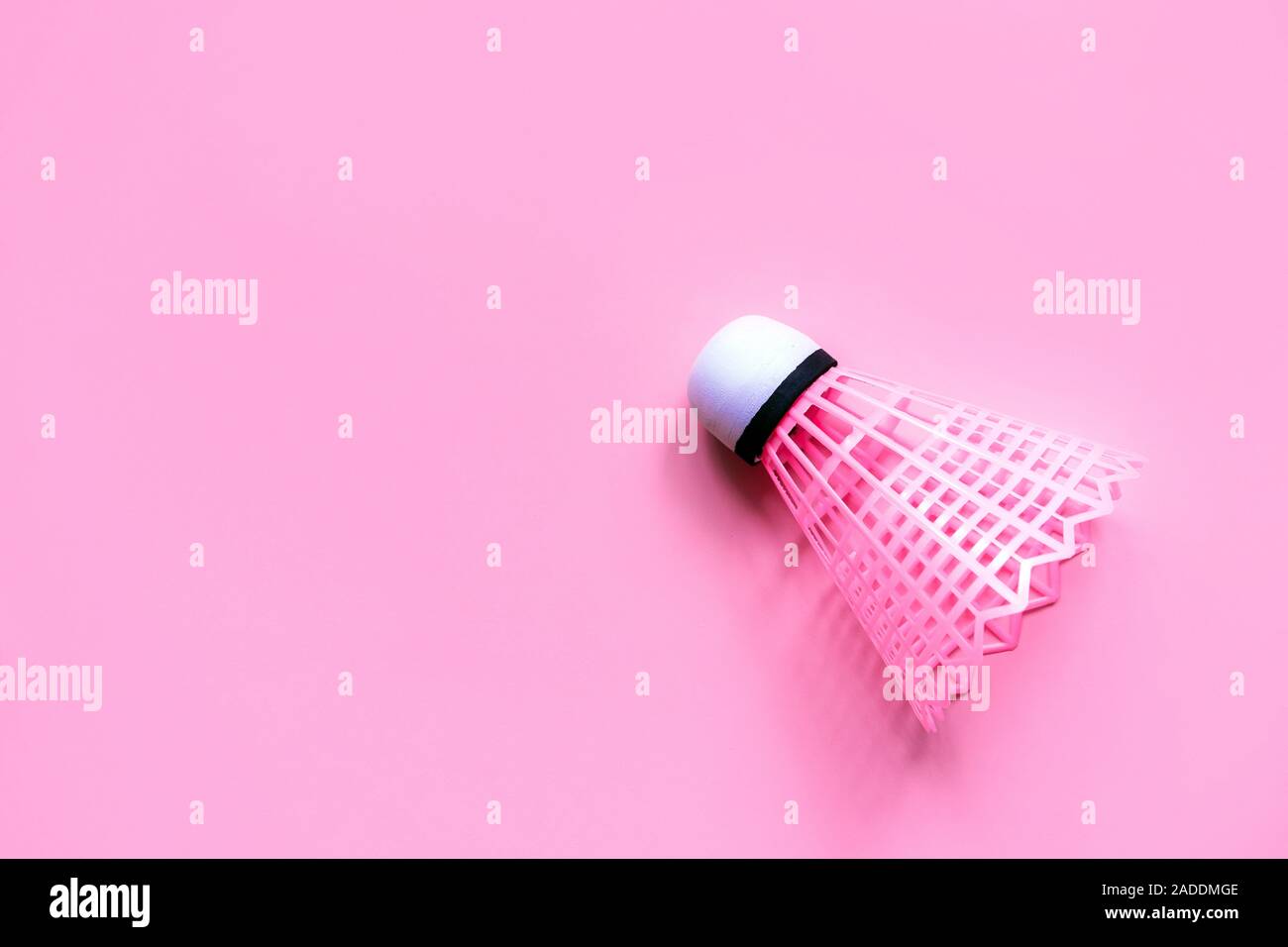 Rosa Federball für Tennis auf einem Pastell rosa Hintergrund. Stockfoto