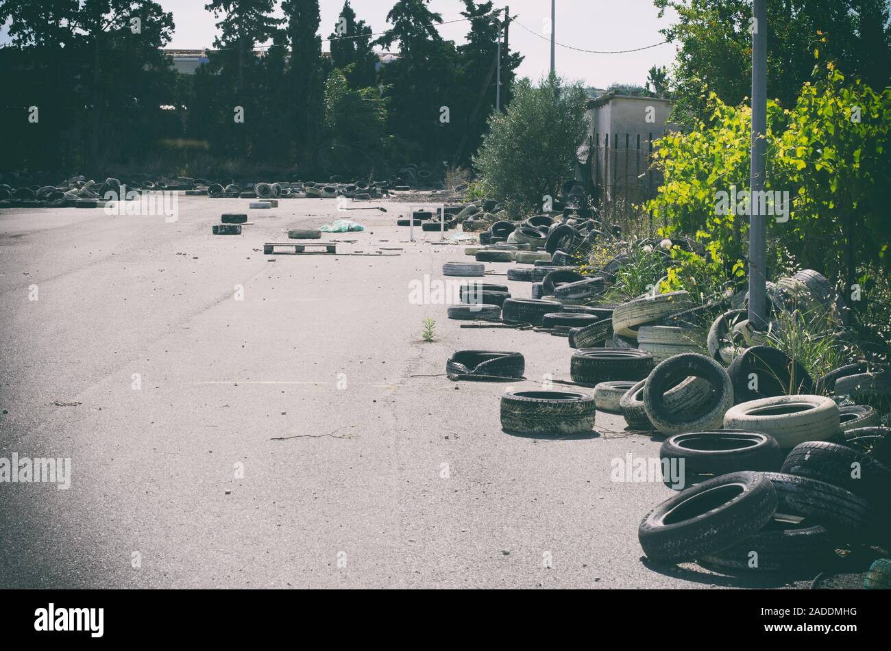 In einer verlassenen Gegend, in Haufen gestapelt verwendet PKW-Reifen in der Nähe des Resort Village (Rhodos, Griechenland) Stockfoto