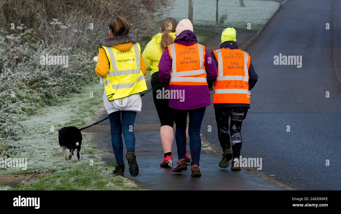 Freiwillige Schwanzgänger in Daventry parkrun, Northamptonshire, England, Großbritannien Stockfoto