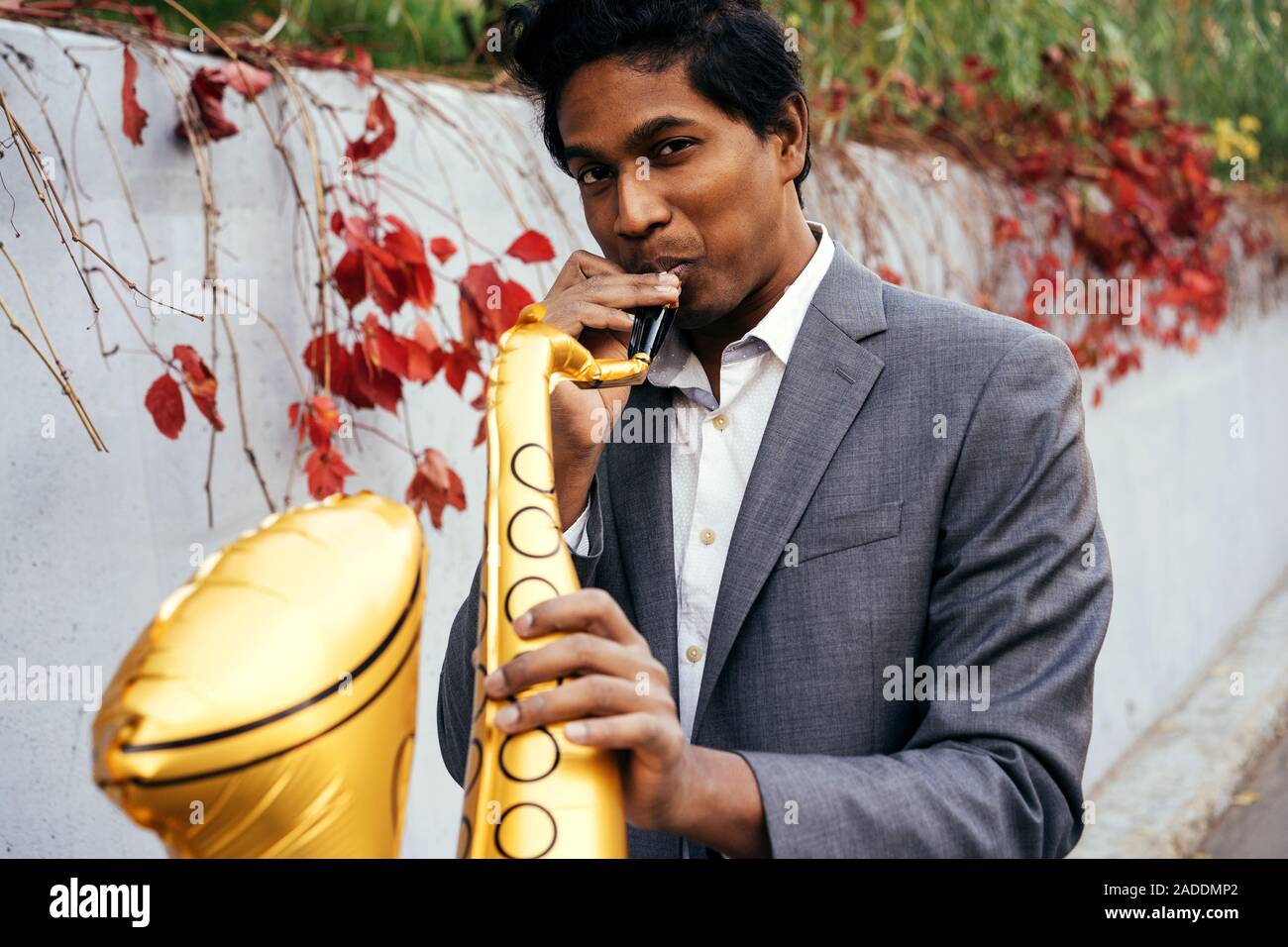 Lustig, stattlicher Mann mit einem goldenen Farbe aufblasbare Tube Stockfoto