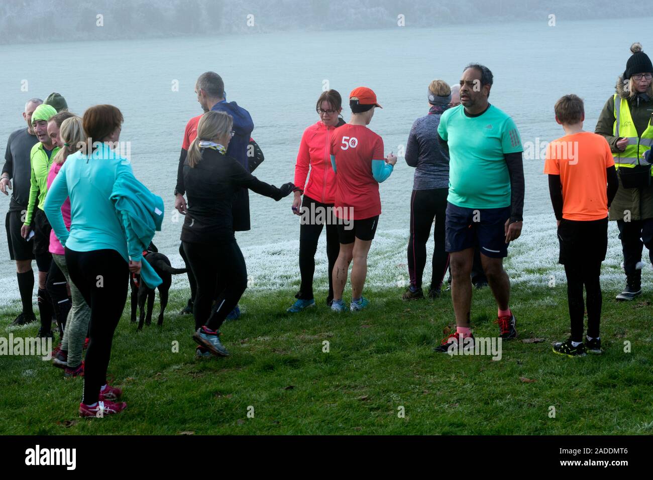 Läufer nach Beenden von Daventry parkrun, Northamptonshire, England, Großbritannien Stockfoto