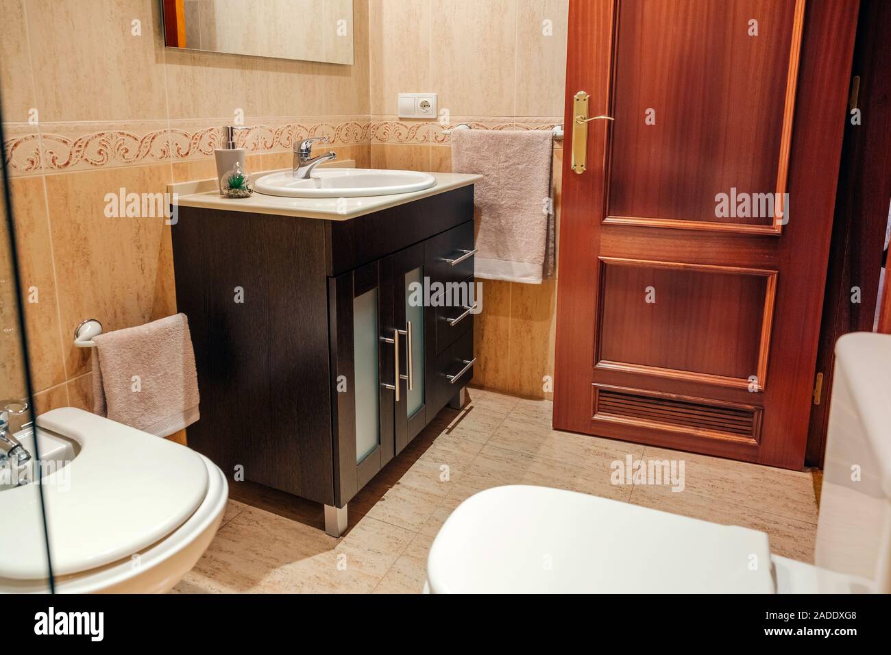 Ordentlich Badezimmer mit Waschbecken Schrank Stockfoto