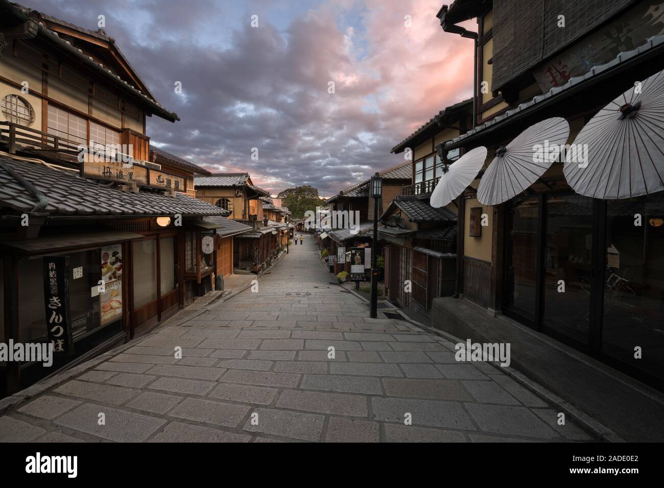 Sannenzaka Straße bei Sonnenaufgang. (Sanneizaka Sannenzaka) ist eine traditionelle japanische Straße in Higashiyama-ku, Gion Distrikt, Kyoto (Japan) Stockfoto