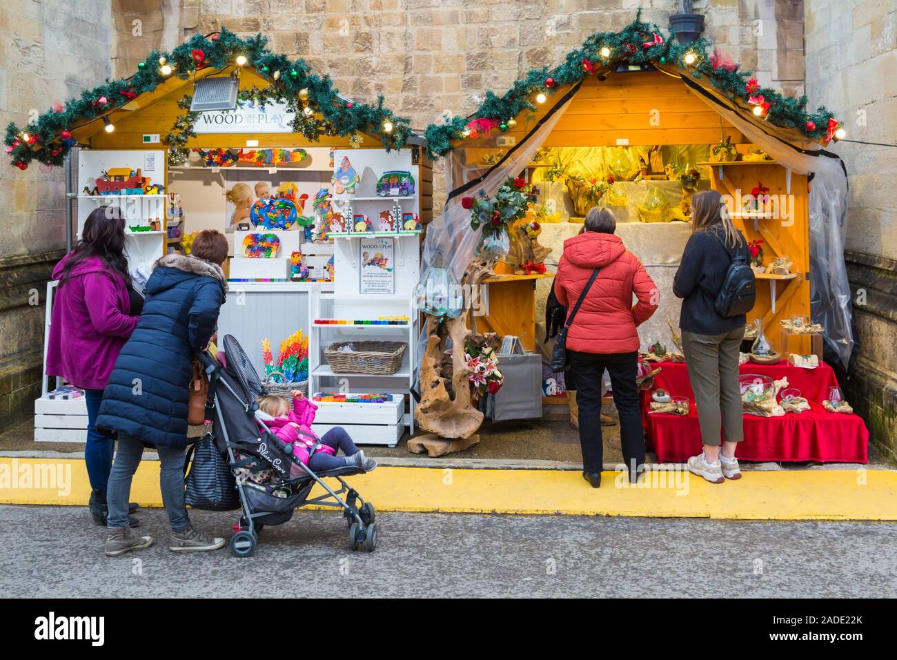 Besucher klicken Sie auf Winchester Cathedral Weihnachtsmarkt ihre Weihnachtseinkäufe in Winchester, Hampshire, UK im November zu tun Stockfoto