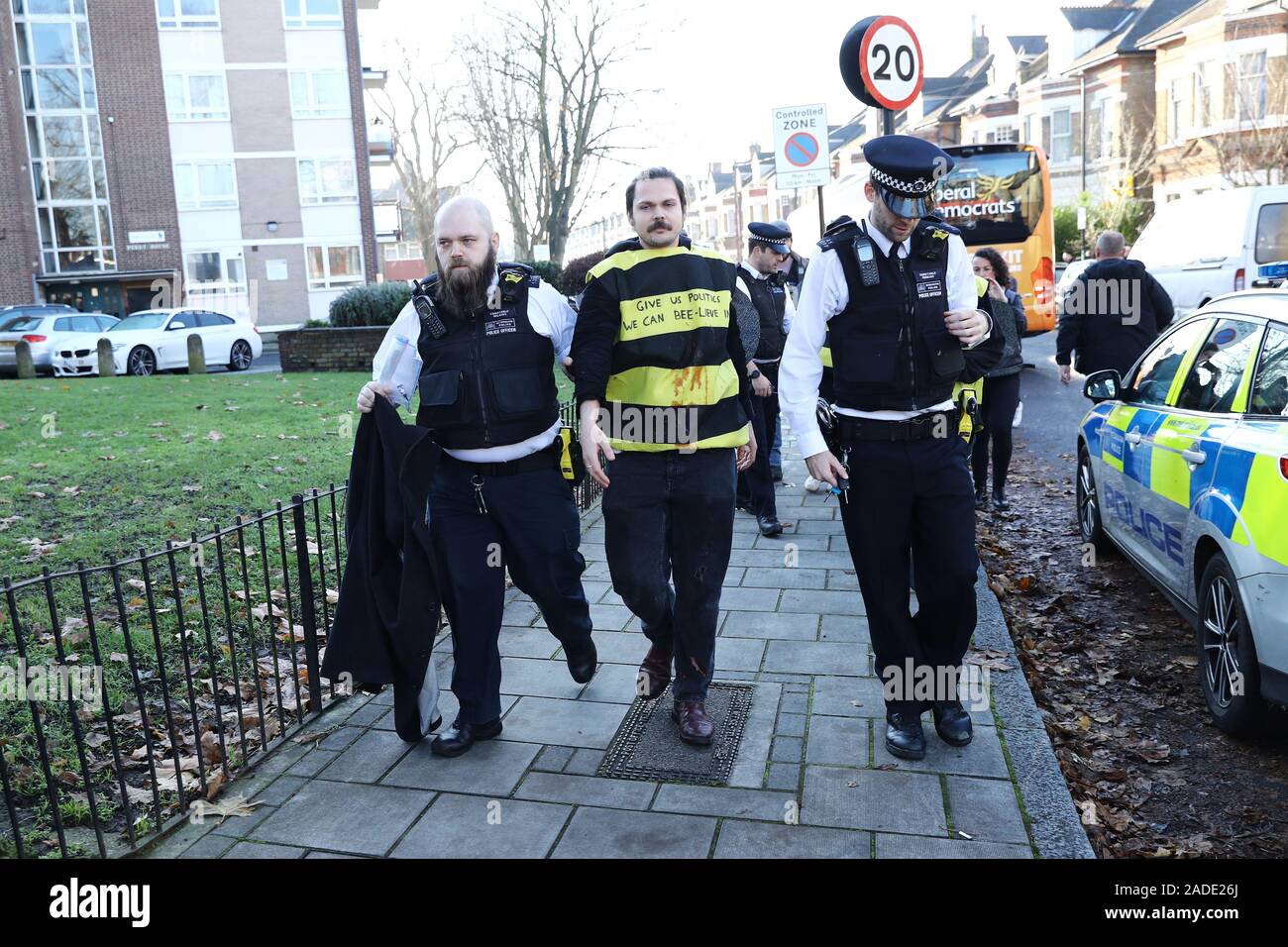 Ein Aussterben Rebellion Demonstrant ist weg führen von Polizisten, nachdem er sich der liberale Demokrat Schlacht bus geklebt als Leader Jo der Partei Swinson visits Knights Youth Center in London, während auf der allgemeinen Wahlkampagne Trail. Stockfoto