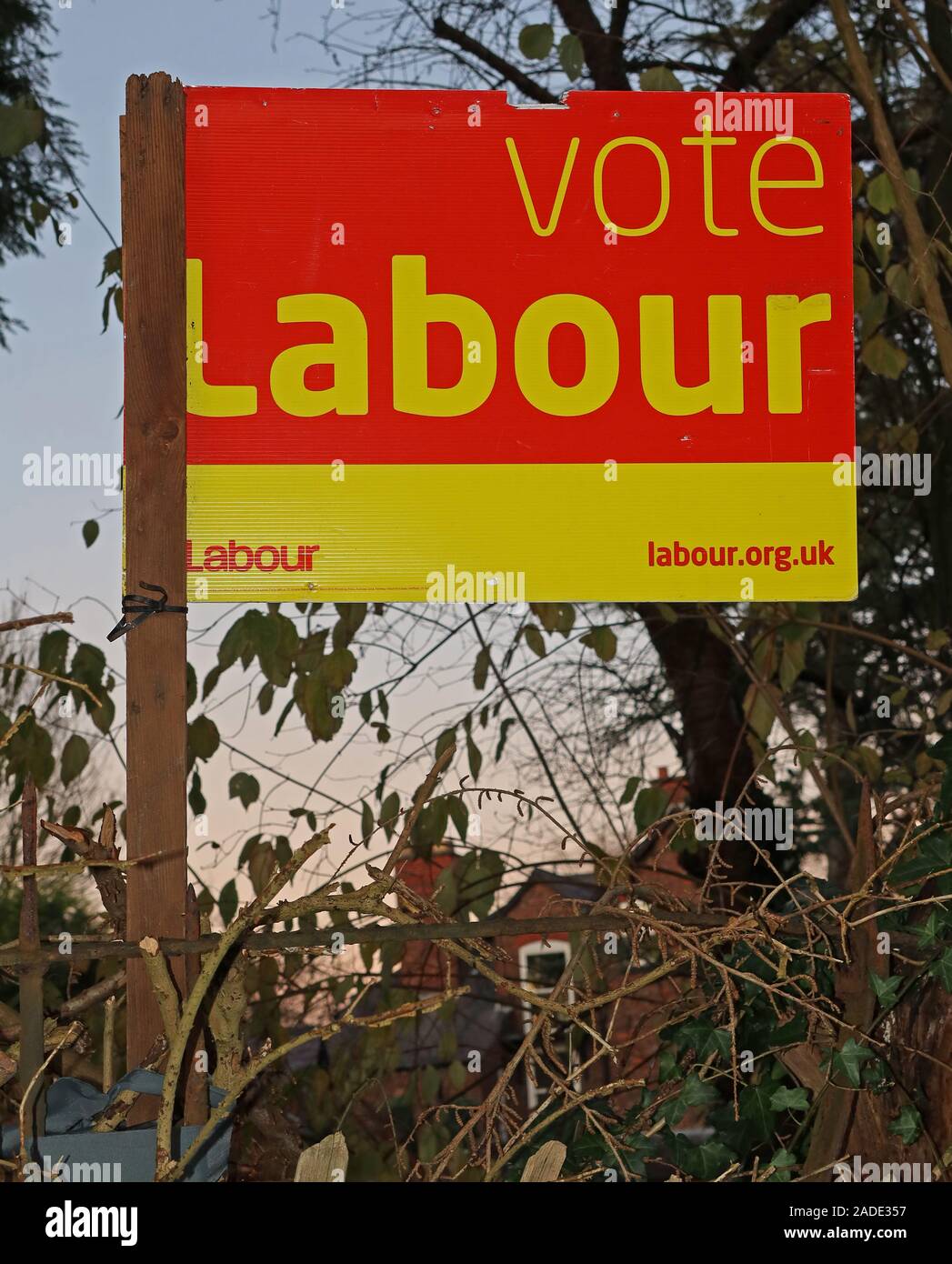 Allgemeine Wahl Partei politische Zeichen, Abstimmung der Arbeit, Lymm Dorf, Warrington, Cheshire, North West England, Cheshire, WA4 Stockfoto