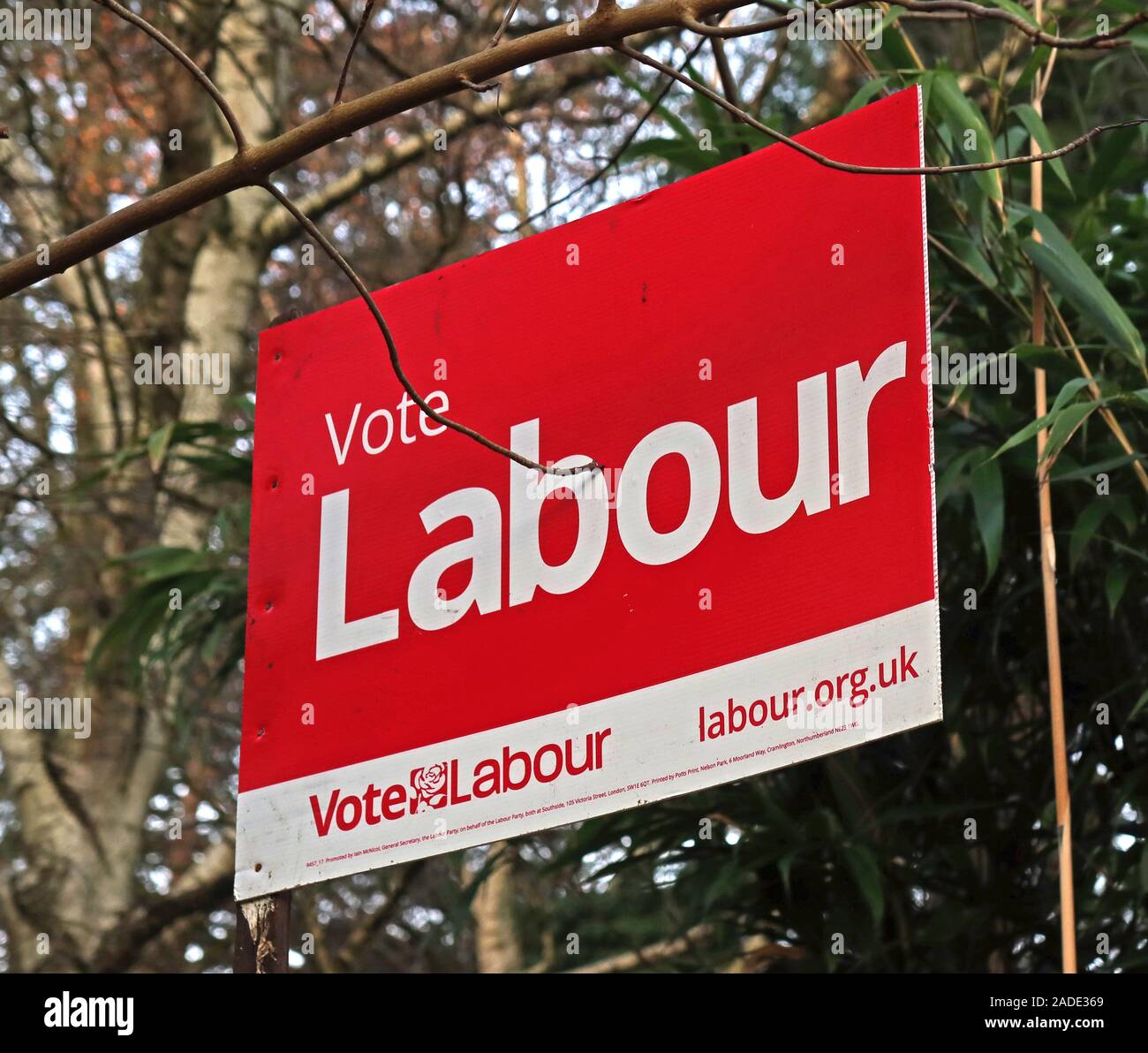 Allgemeine Wahl Partei politische Zeichen, Abstimmung der Arbeit, Lymm Dorf, Warrington, Cheshire, North West England, Cheshire, WA4 Stockfoto