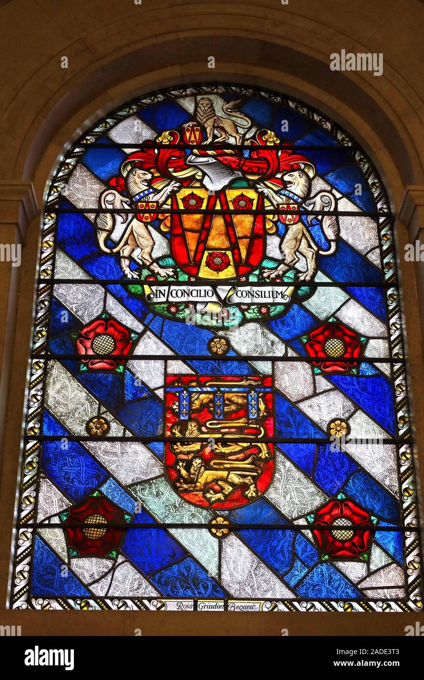 Lancashire County Council Wappen, Glasfenster, Manchester Central Library, IN CONCILIO CONSILIUM - im rat ist Weisheit Stockfoto
