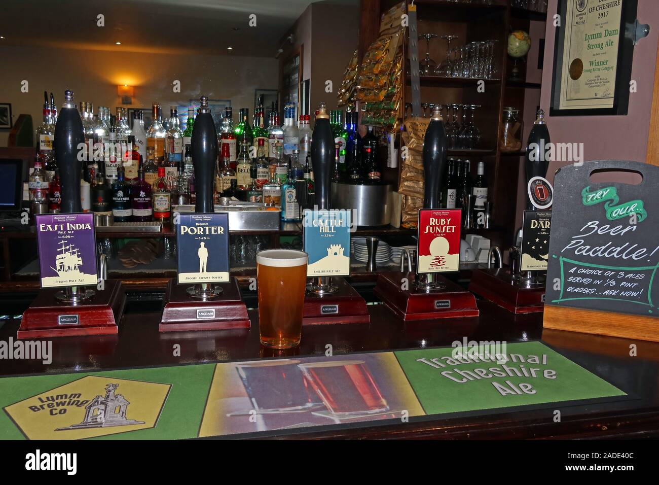 The Brewery Tap, Lymm Village, Bar mit Pumpen, Real Ales, CAMRA, 18, Bridgewater St, Lymm, Warrington, Cheshire, England, WA13 0AB Stockfoto