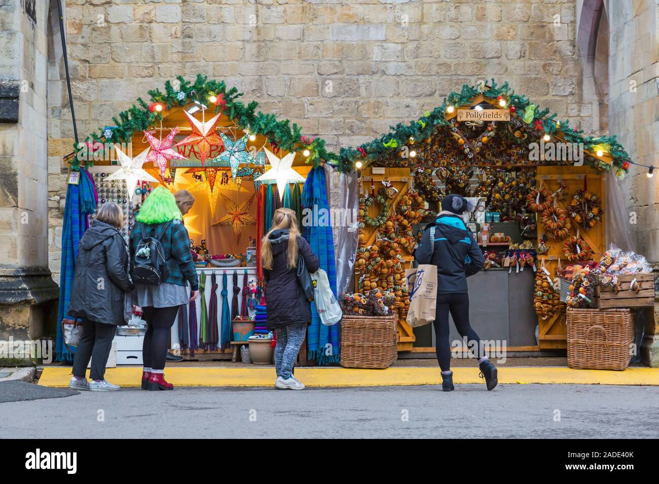 Besucher klicken Sie auf Winchester Cathedral Weihnachtsmarkt ihre Weihnachtseinkäufe in Winchester, Hampshire, UK im November zu tun Stockfoto