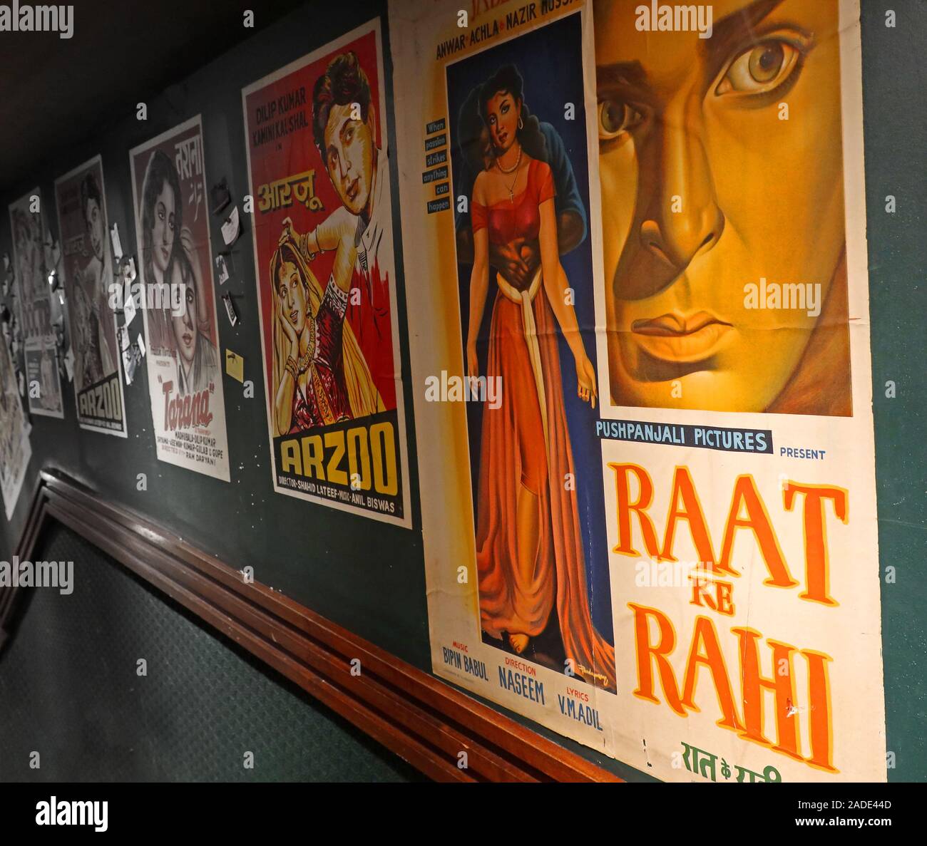 Bollywood Kino Plakate, an einer Hallenwand, Flur - Raat Ke Rahi,Pushpanjali Pictures,Naseem,VM Adil,Arzoo Filme Stockfoto
