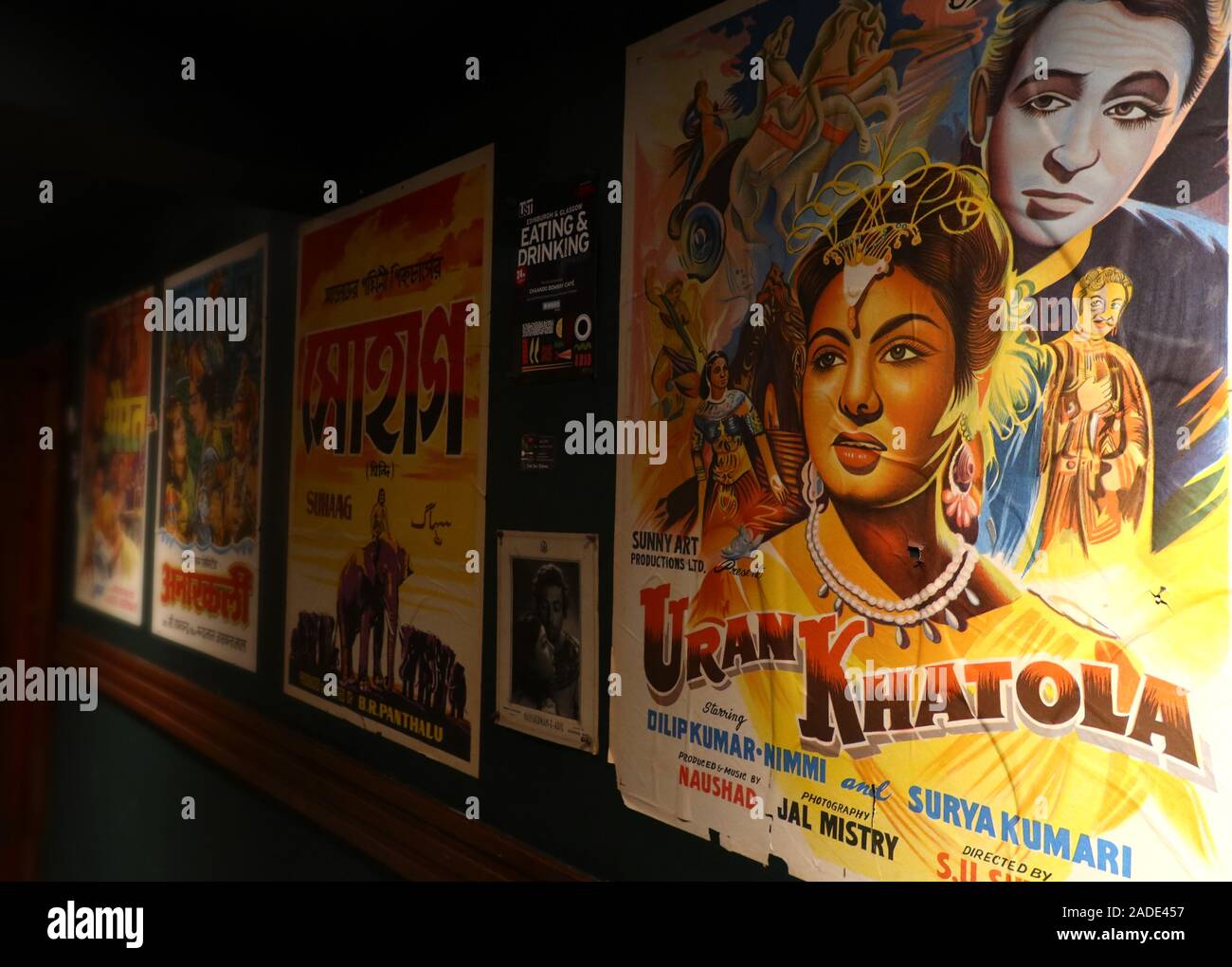 Bollywood Kino Plakate, an einer Hallenwand, Flur - Uran Khatola, Surya Kumari, Jal Mistry, Naushad, Dilip Kumar, Nimmi Stockfoto