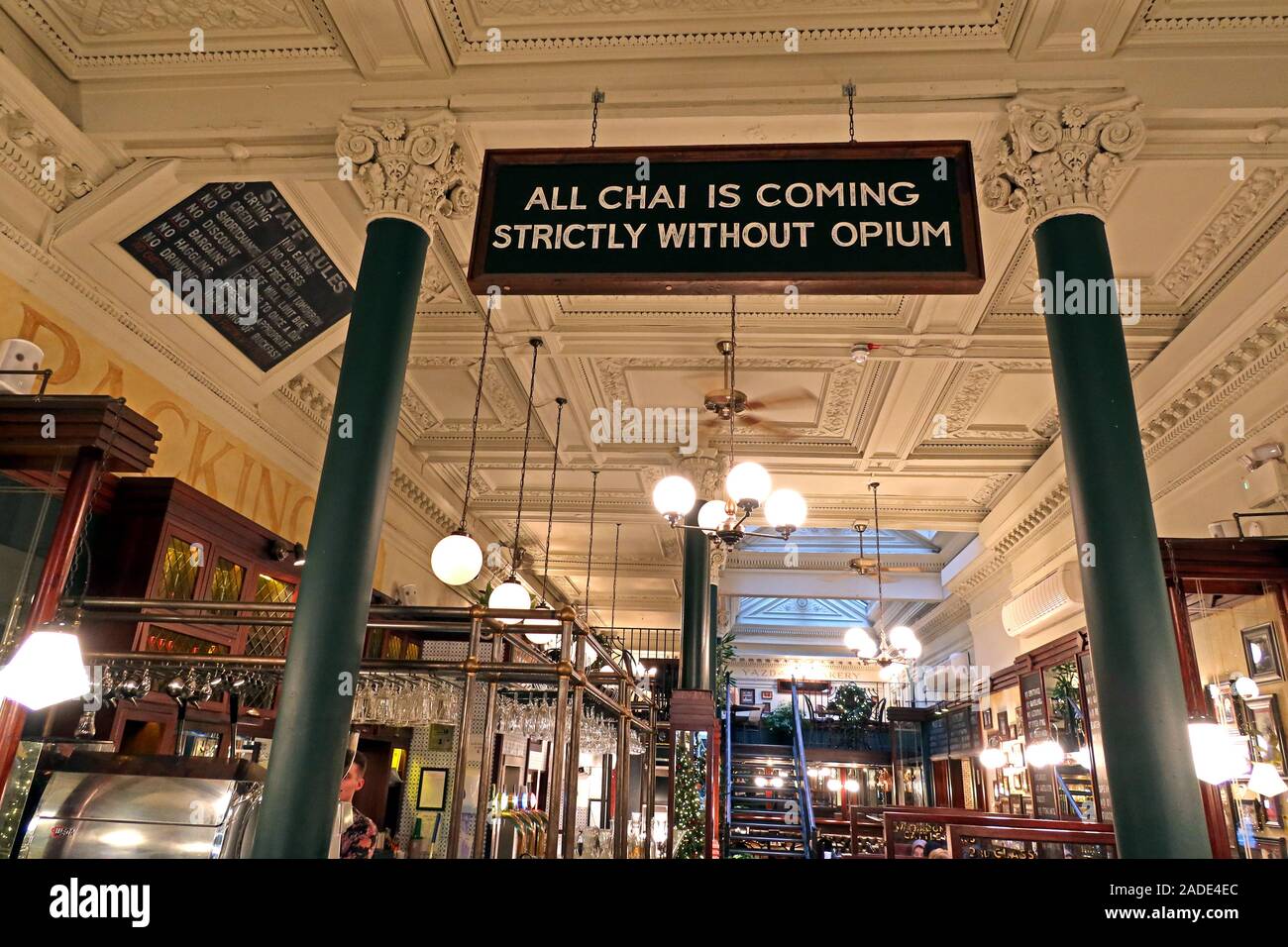 Indian Sign, All Chai kommt streng ohne Opium, Chaakoo Bombay Cafe, 79 St Vincent Street, Glasgow, Schottland, UK, G2 5TF Stockfoto