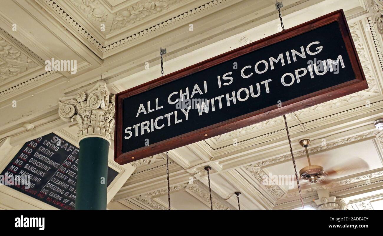 Indian Sign, All Chai kommt streng ohne Opium, Chaakoo Bombay Cafe, 79 St Vincent Street, Glasgow, Schottland, UK, G2 5TF Stockfoto