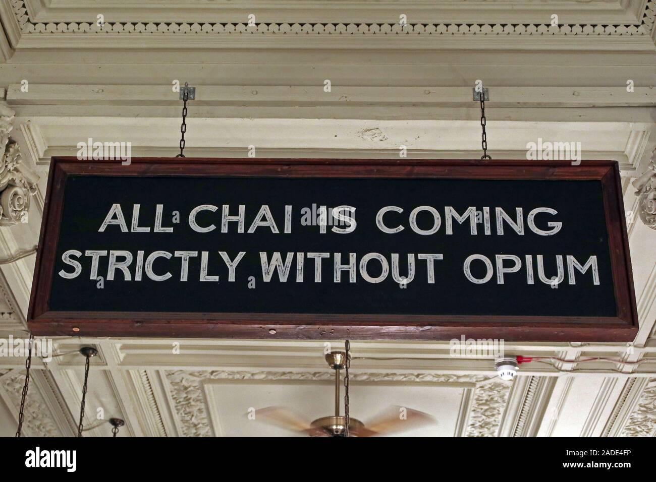 Indian Sign, All Chai kommt streng ohne Opium, Chaakoo Bombay Cafe, 79 St Vincent Street, Glasgow, Schottland, UK, G2 5TF Stockfoto