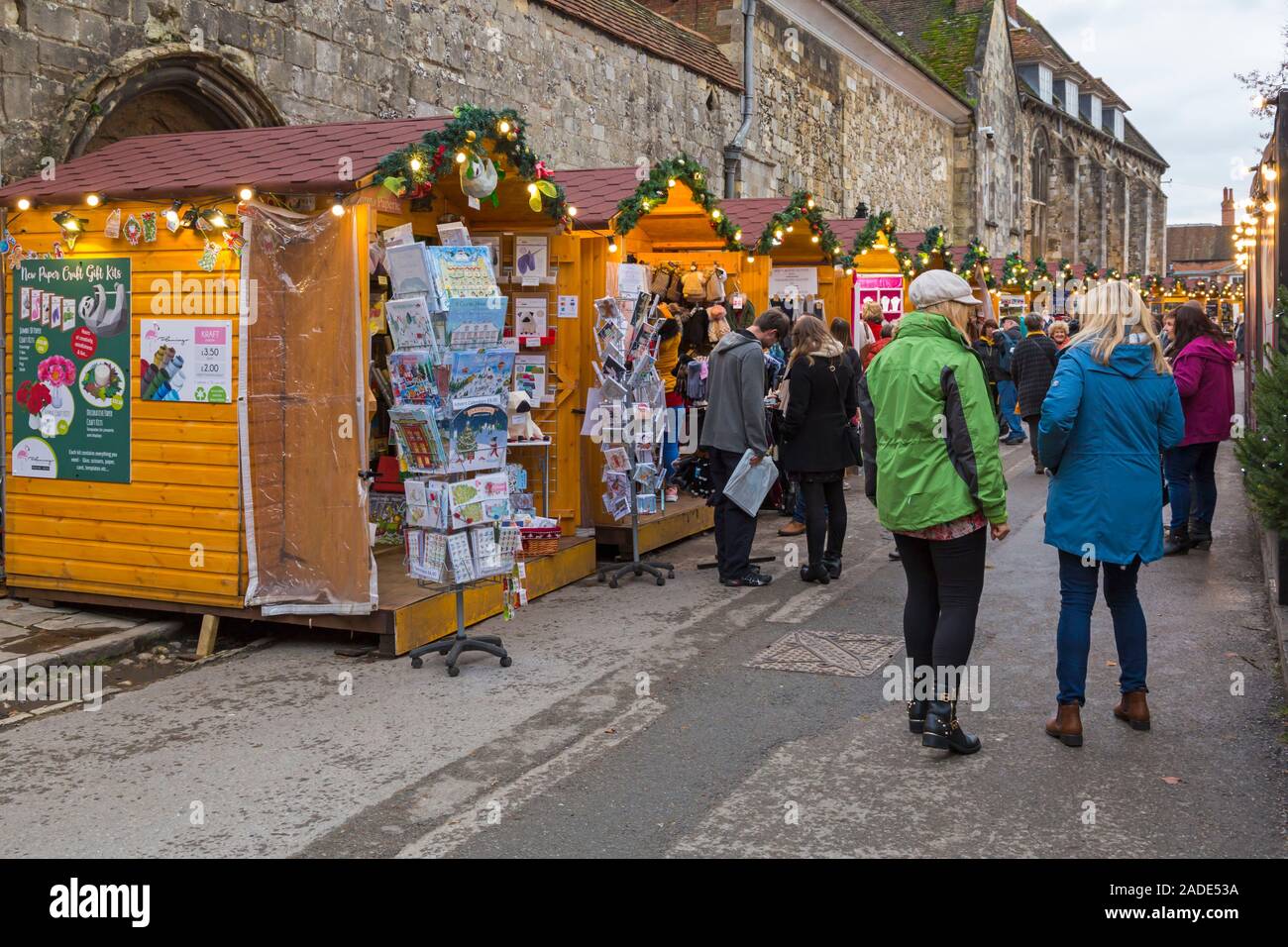 Menschenmassen strömen in Winchester Cathedral Weihnachtsmarkt ihre Weihnachtseinkäufe in Winchester, Hampshire, UK im November zu tun Stockfoto