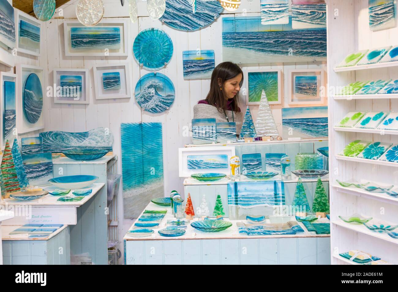 Markt Inhaber Verkauf von Glaswaren Abschaltdruck an der Winchester Cathedral Weihnachtsmarkt, Winchester, Hampshire, UK im November Stockfoto