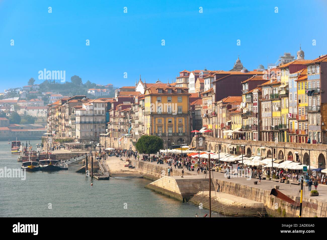 Blick auf die Stadt am Ufer des Douro-Flusses, Porto, Portugal Stockfoto