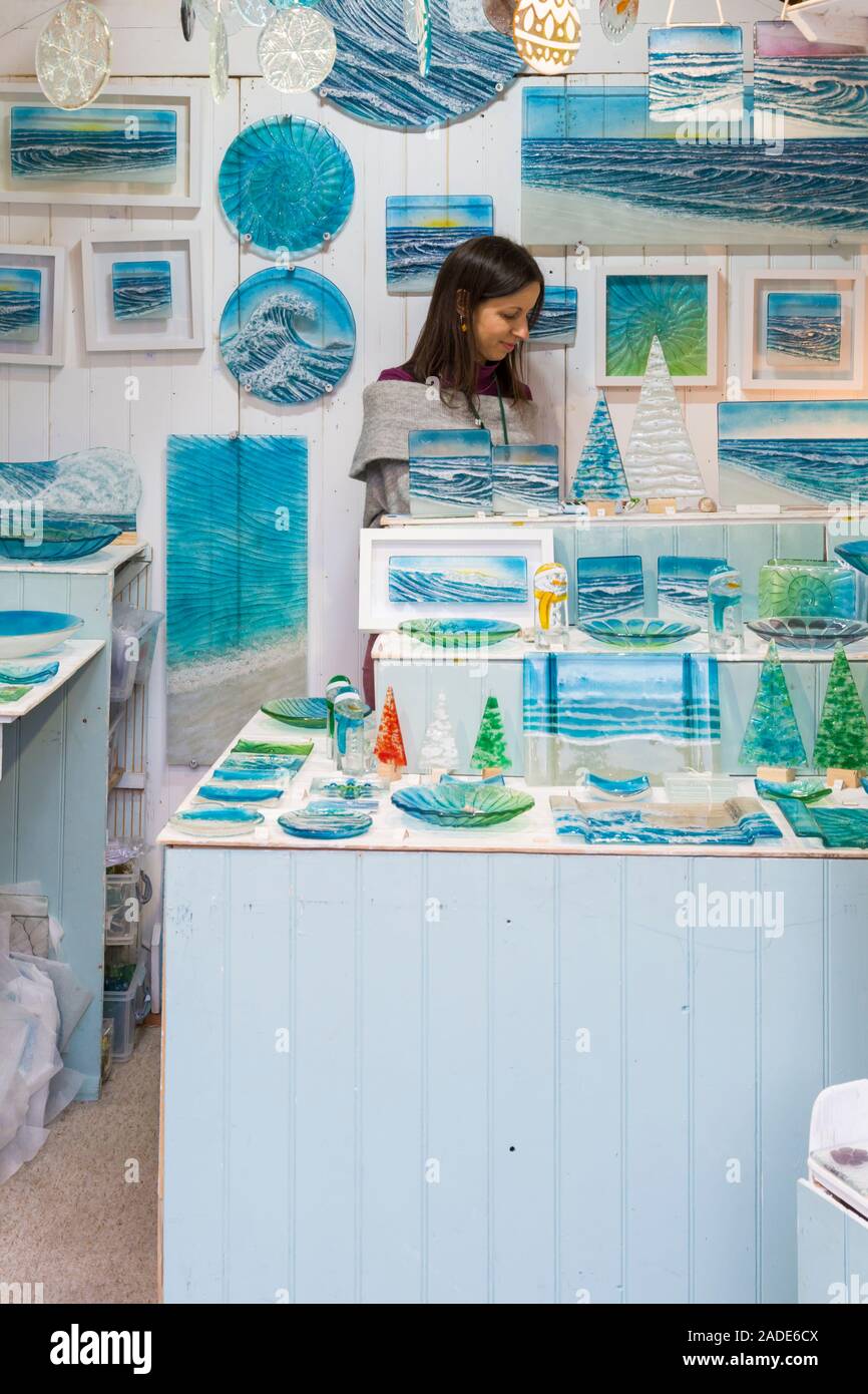 Markt Inhaber Verkauf von Glaswaren Abschaltdruck an der Winchester Cathedral Weihnachtsmarkt, Winchester, Hampshire, UK im November Stockfoto