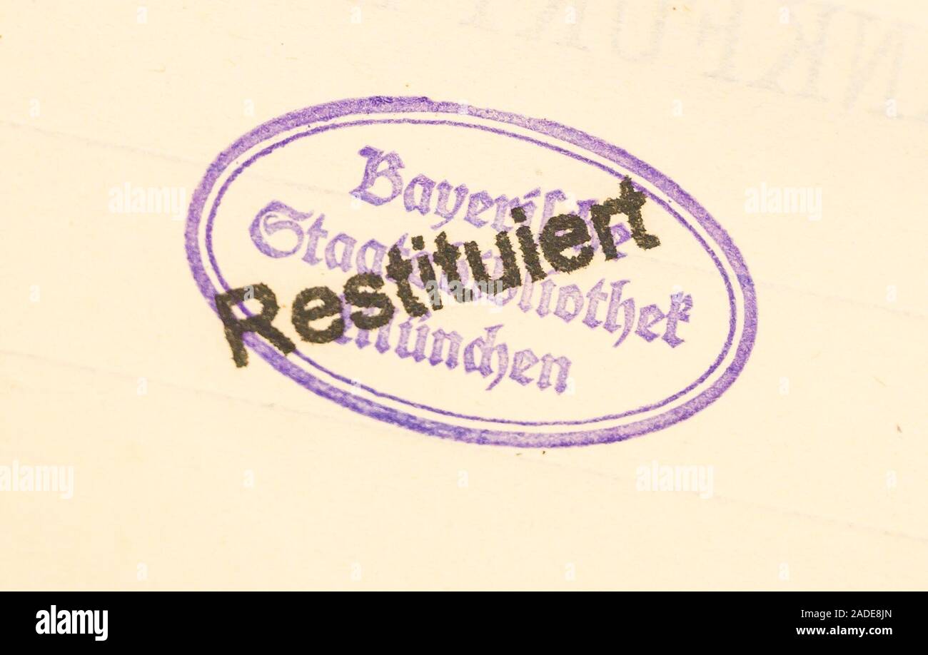München, Deutschland. 04 Dez, 2019. Zwei Stempel mit der Inschrift "Bayerische Staatsbibliothek München" und "Restituiert" in einem Buch während einer Pressekonferenz auf die Rückgabe von 203 Volumes auf dem Deutsches Freimaurermuseum gesehen werden kann. Die Bände wurden in 1937/38 genommen, eine Transaktion mit der SS-Schule Haus Wewelsburg. Nach der State Library ist es zweifellos Nazi loot'. Credit: Peter Kneffel/dpa/Alamy leben Nachrichten Stockfoto