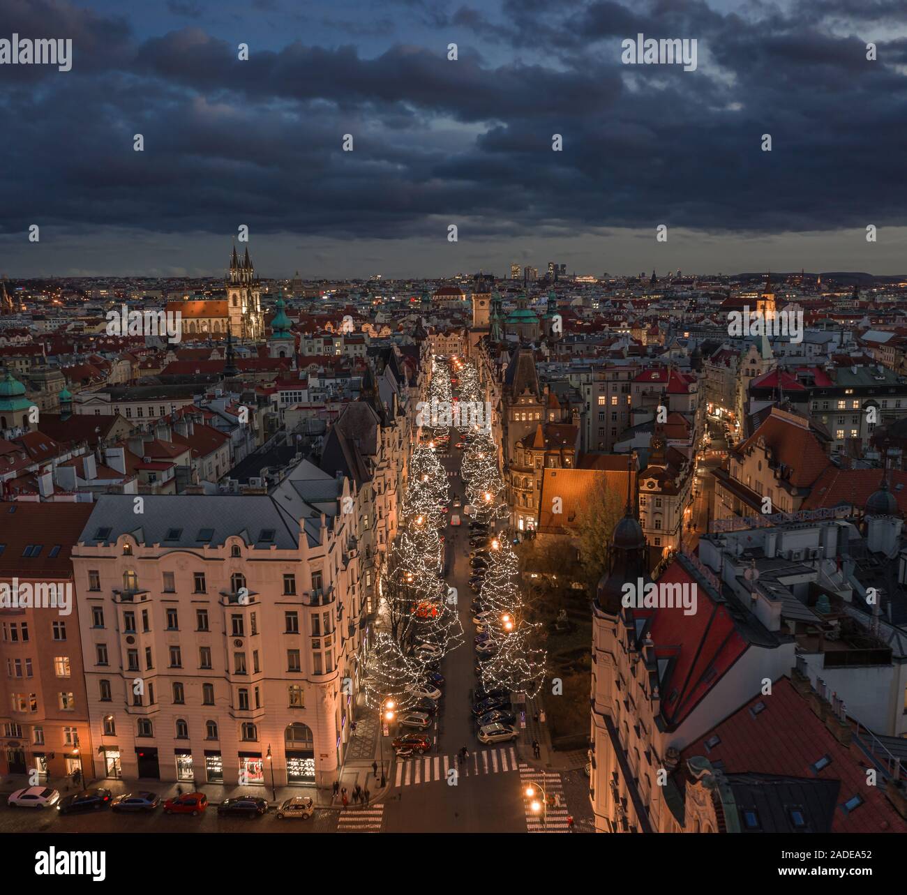 Prag, Tschechische Republik - Luftbild Drohne Blick auf Weihnachten dekoriert Straße in Prag in der Abenddämmerung. Kirche der Muttergottes vor dem Tyn und Marktplatz der Altstadt im Hinterg Stockfoto