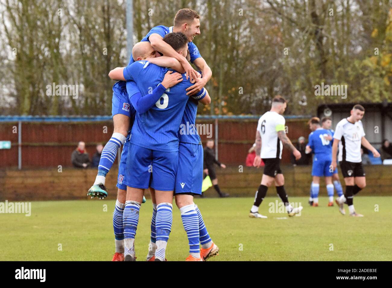 Swindon Supermarine Football Club Swindon, Wiltshire England Uk. 30.11.2019. Swindon Supermarine in Feiern nach dem Scoring webbswood Stadion Stockfoto