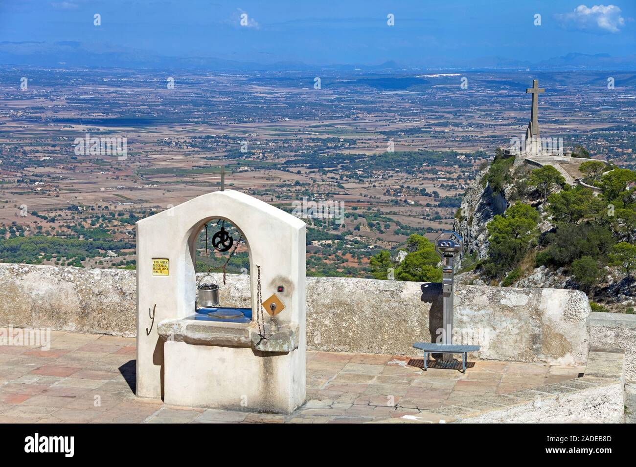 Gut Zeichnen im Kloster Santuari de Sant Salvador auf dem Gipfel des Berges Puig de Sant Salvador, im Jahre 1342 gegründet, Felanitx, Mallorca, Balearen, Spanien Stockfoto