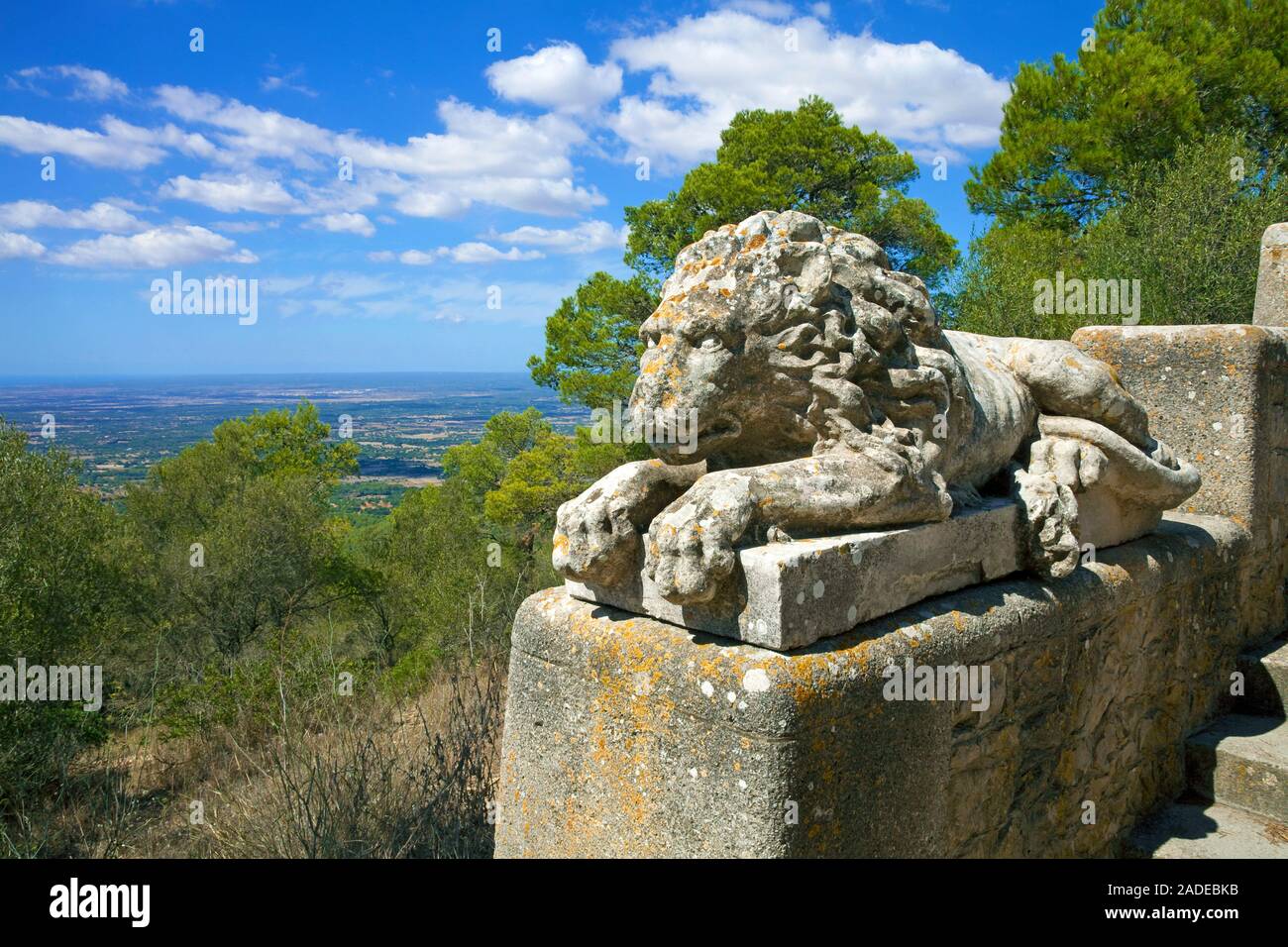 Steinernen Löwen im Kloster Santuari de Sant Salvador auf dem Gipfel des Berges Puig de Sant Salvador, im Jahre 1342 gegründet, Felanitx, Mallorca, Balearen, Spanien Stockfoto