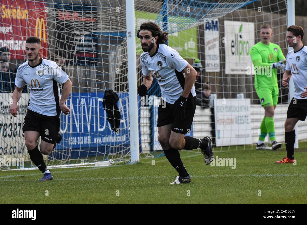 Jake Mawford aus Weston-Supermare Verteidigung einer eingehenden Eckball von Swindon Supermarine Fc 30/11/2019 Swindon Wilts England UK. Stockfoto