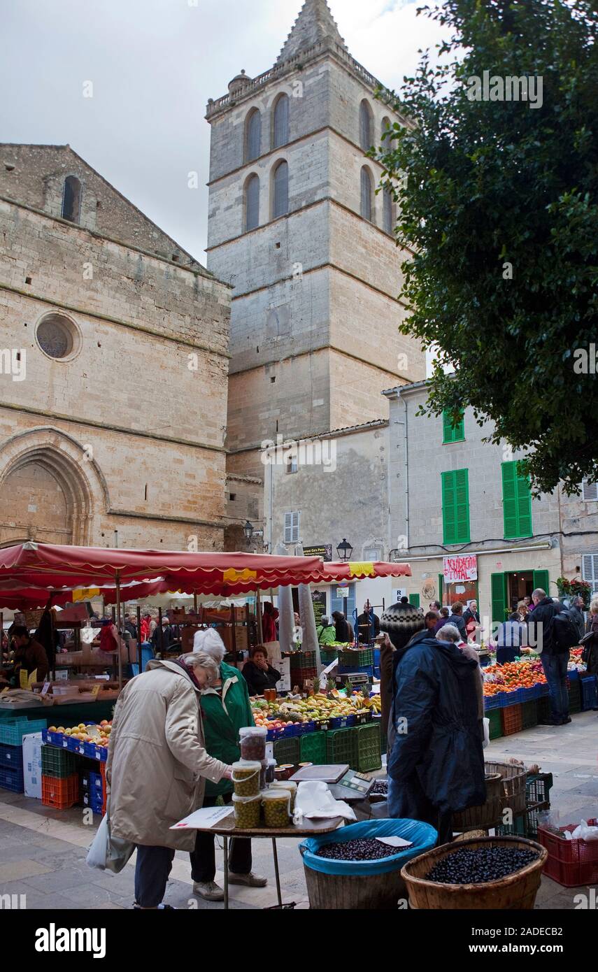 Wochenmarkt am Plaza Espanya, Kirche Nuestra Señora de los Angeles, Sineu, Mallorca, Balearen, Spanien Stockfoto