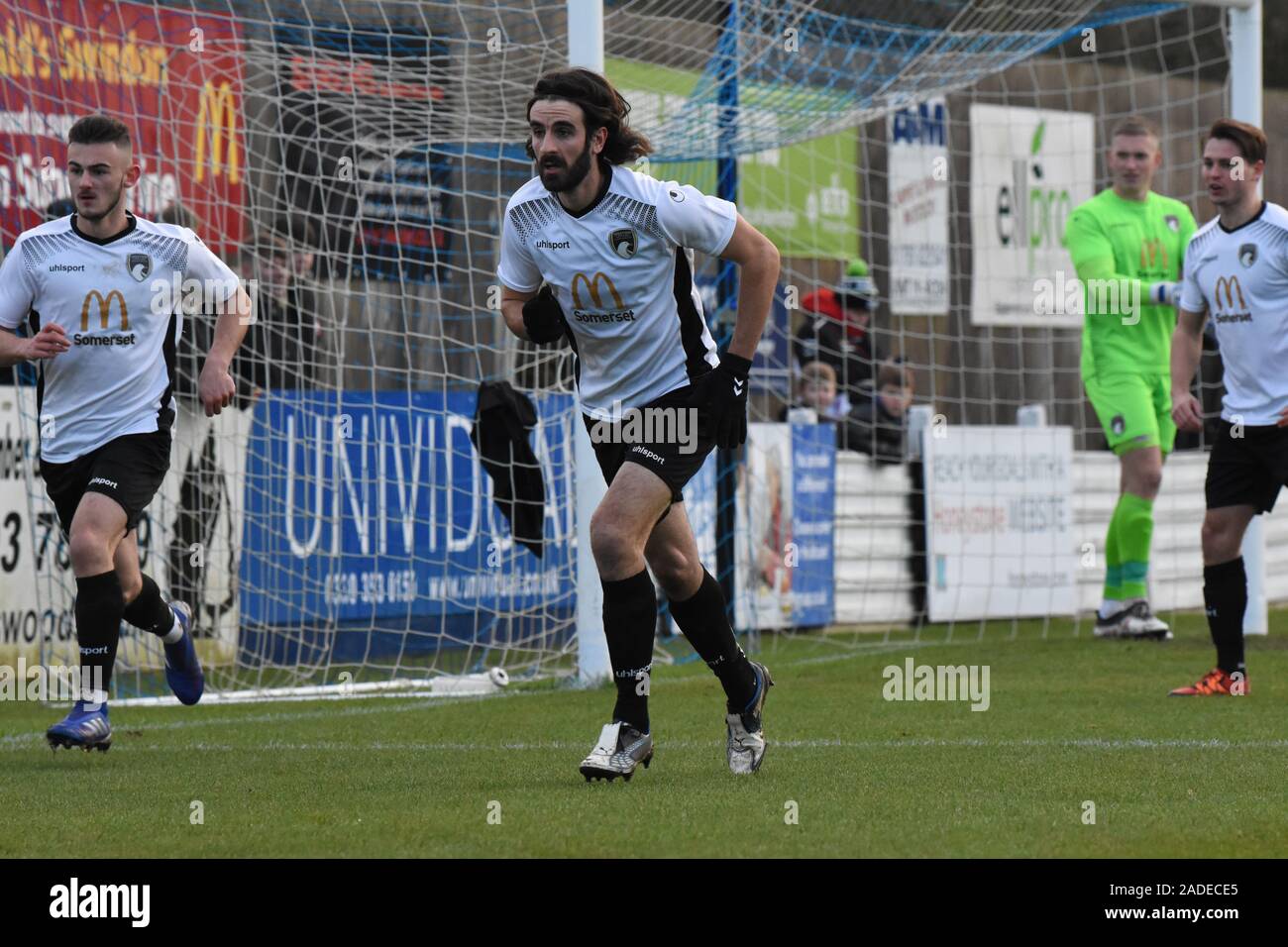 Jake Mawford aus Weston-Supermare Verteidigung einer eingehenden Eckball von Swindon Supermarine Fc 30/11/2019 Swindon Wilts England UK. Stockfoto